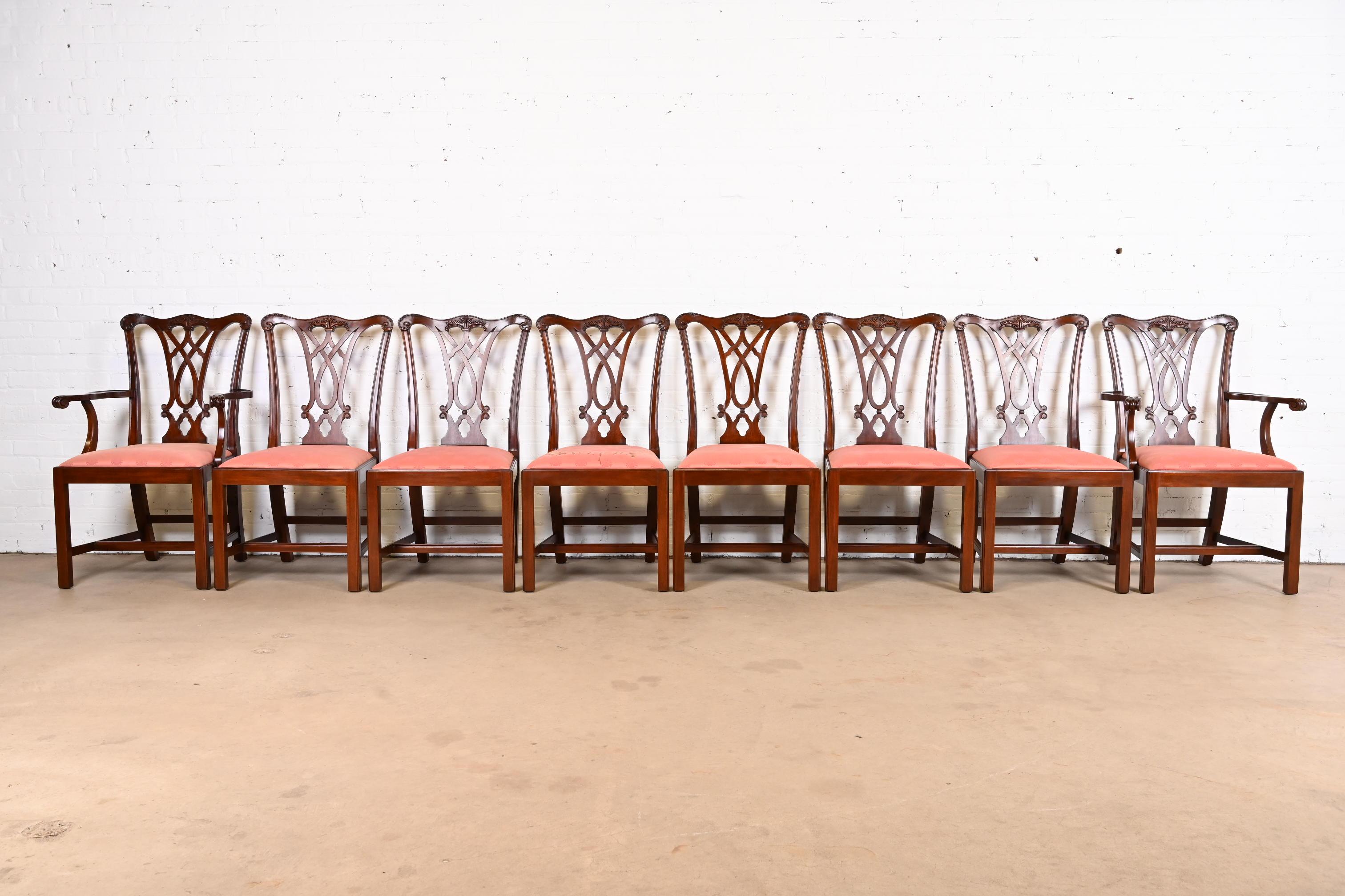 Ein prächtiger Satz von acht Esszimmerstühlen im Chippendale- oder georgianischen Stil

Von Henkel Harris

USA, 1990

Rahmen aus massivem Mahagoni, mit gepolsterten Sitzen.

Maße der Beistellstühle: 20,5 