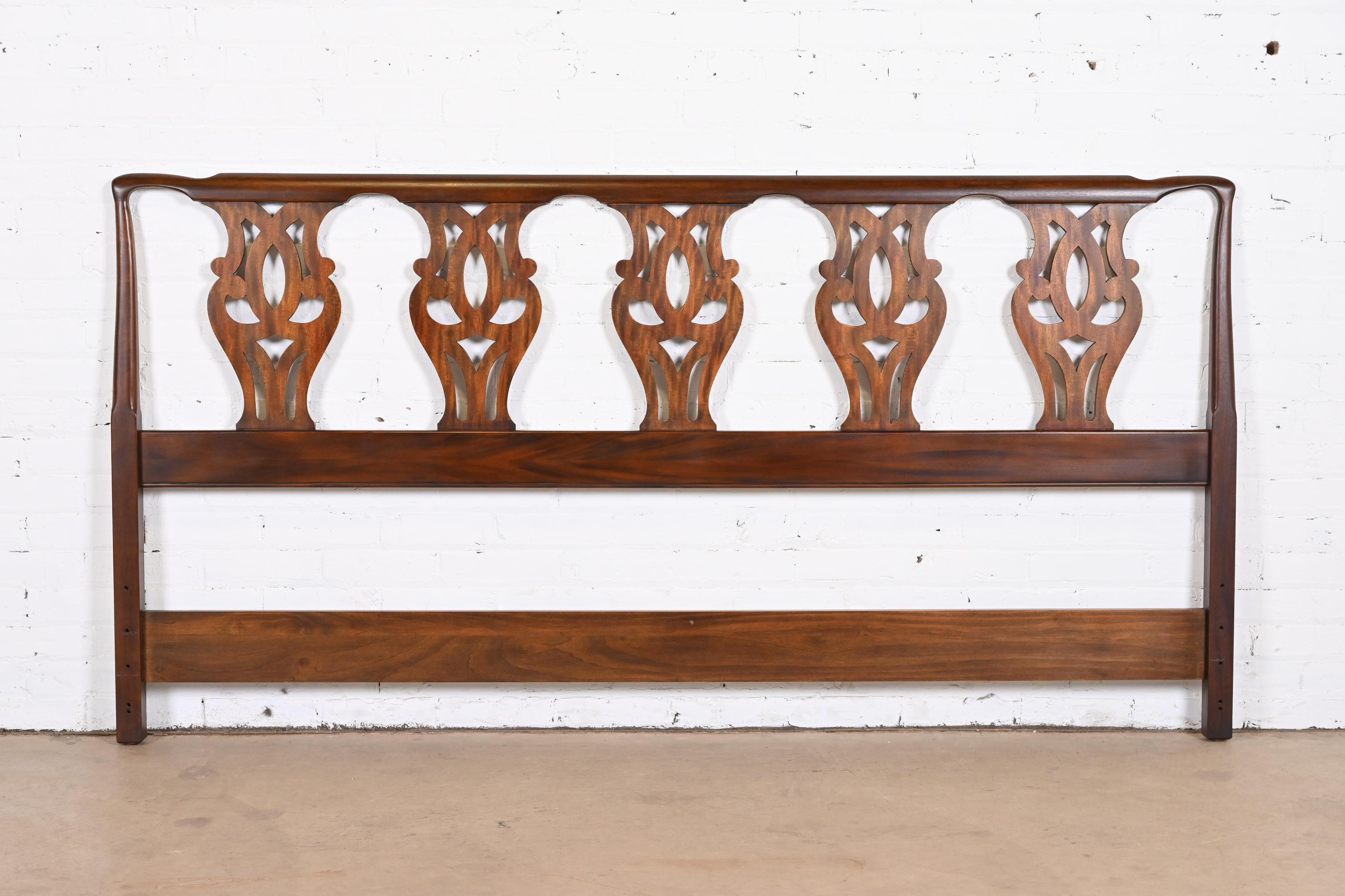A gorgeous Georgian or Chippendale style carved solid mahogany king size headboard

By Henkel Harris

USA, 1973

Measures: 78.5