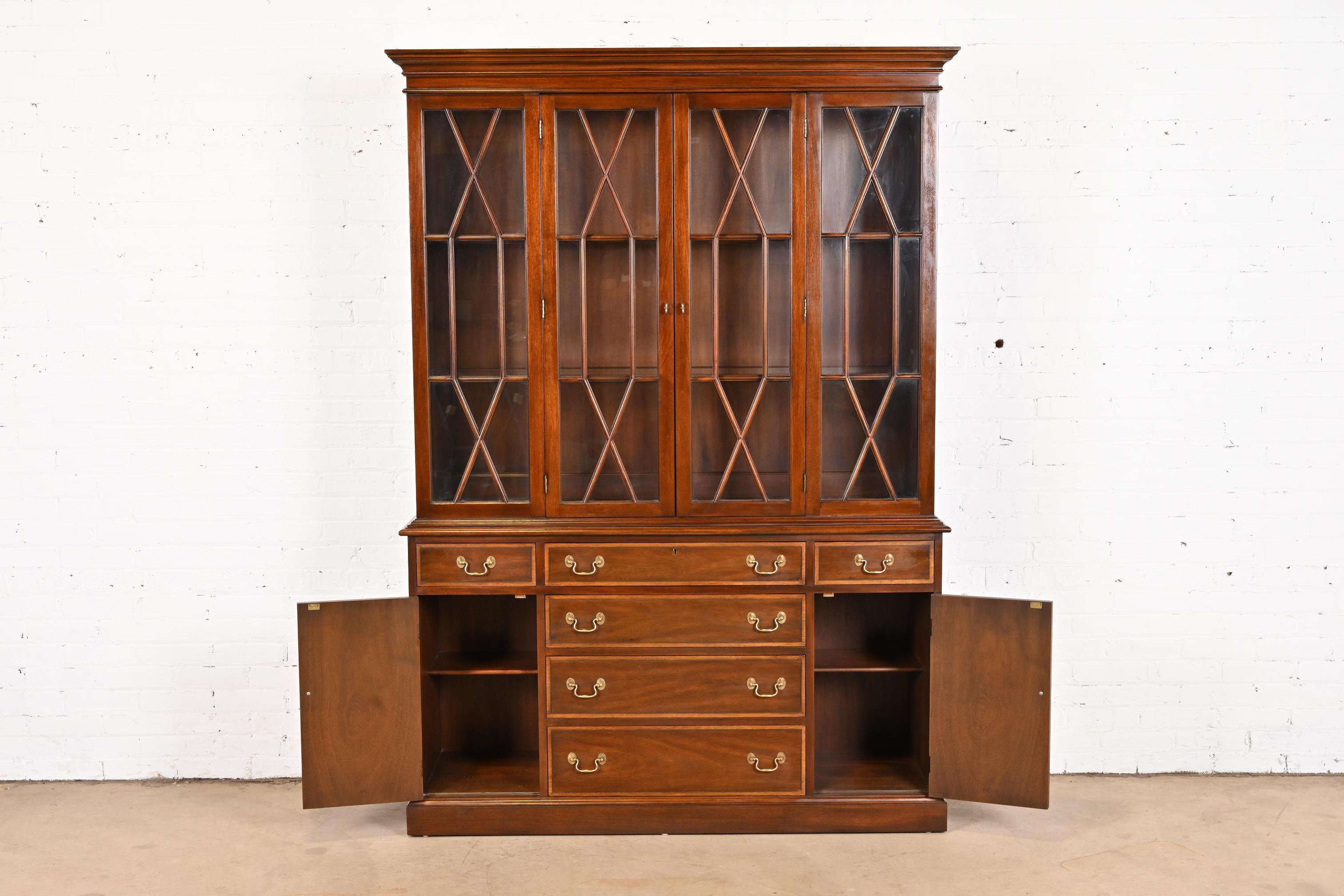 Henkel Harris Georgian Mahogany Sculptured Lighted Breakfront Bookcase Cabinet en vente 3