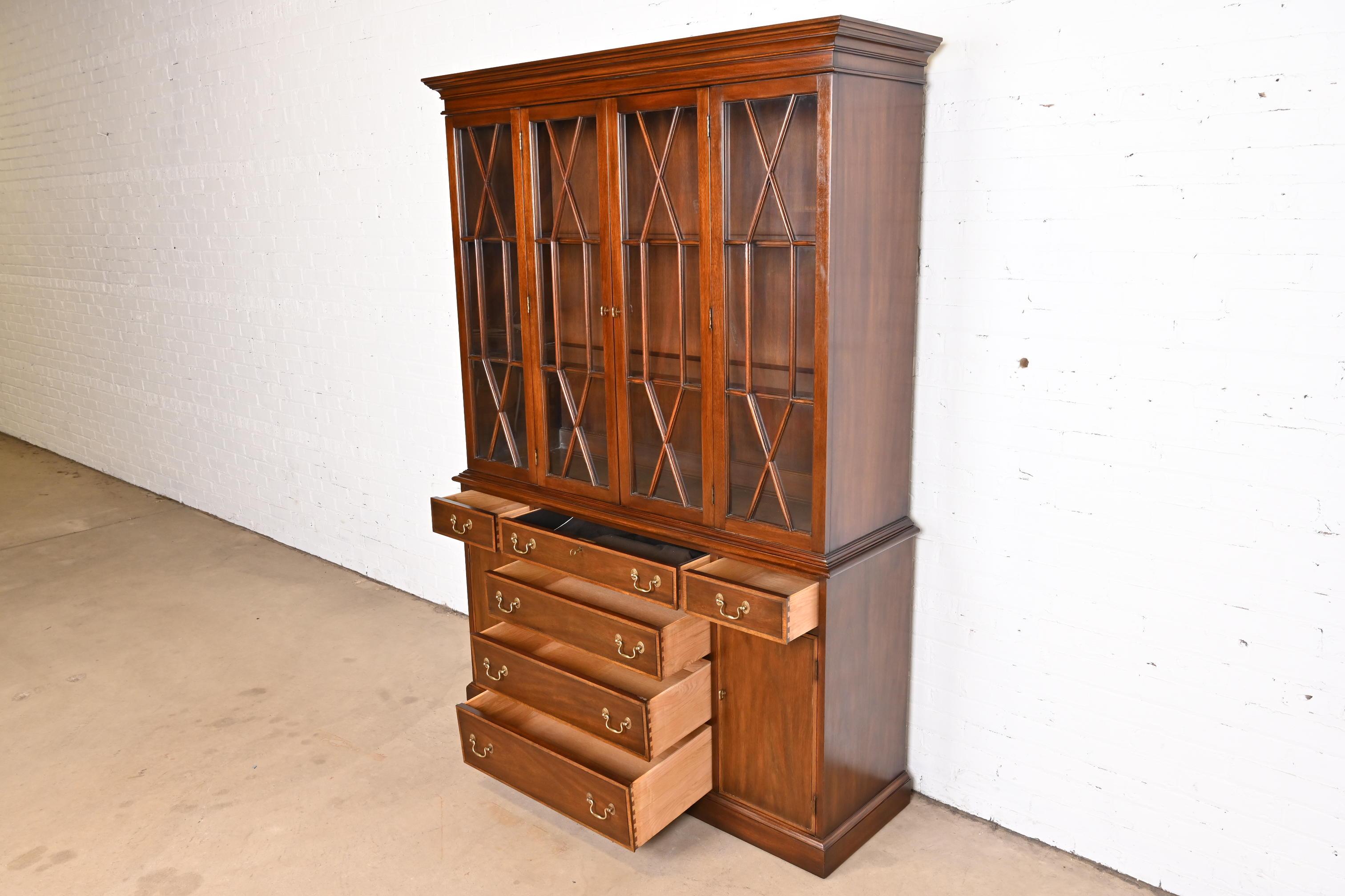 Henkel Harris Georgian Mahogany Sculptured Lighted Breakfront Bookcase Cabinet en vente 5