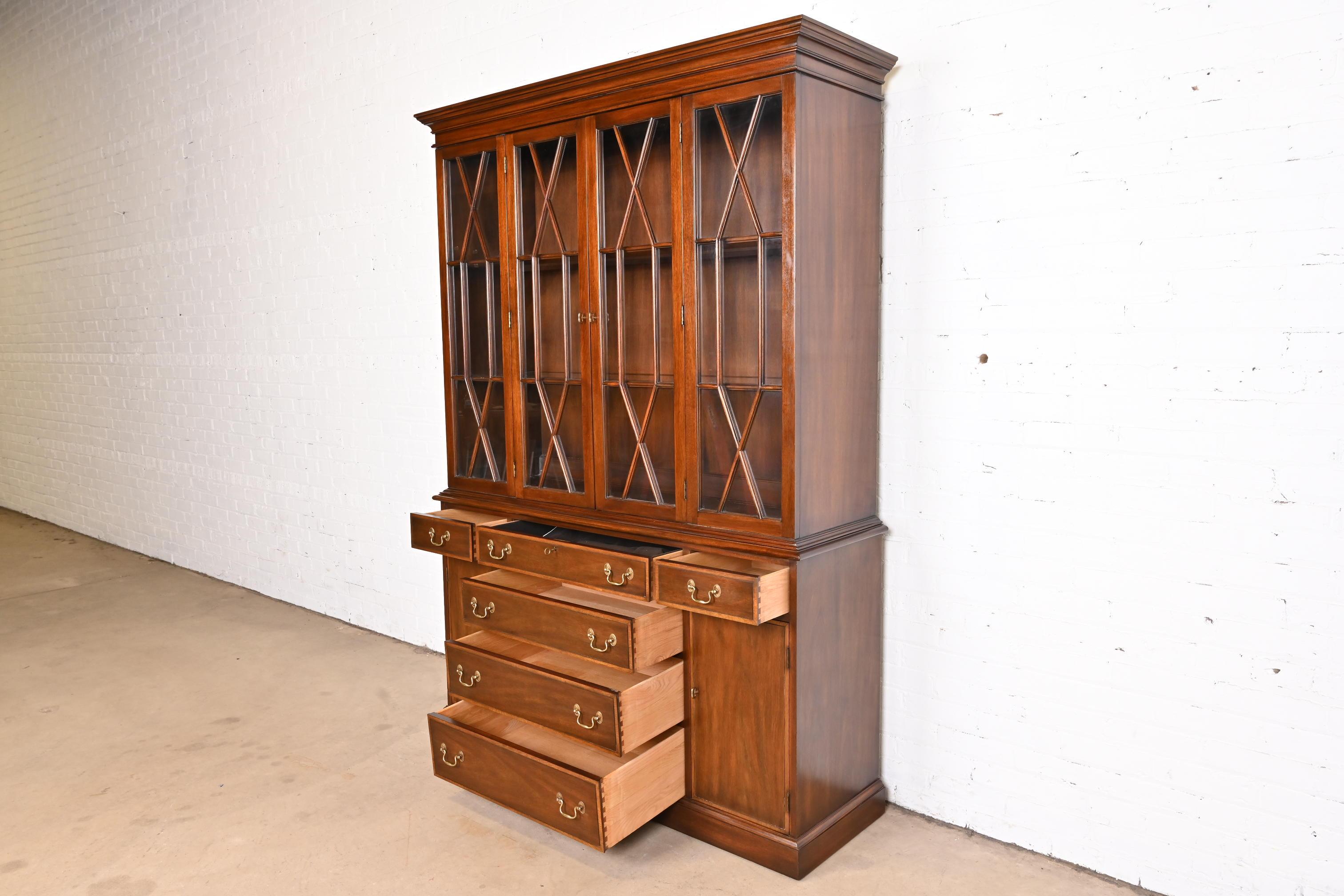 Henkel Harris Georgian Mahogany Sculptured Lighted Breakfront Bookcase Cabinet en vente 6