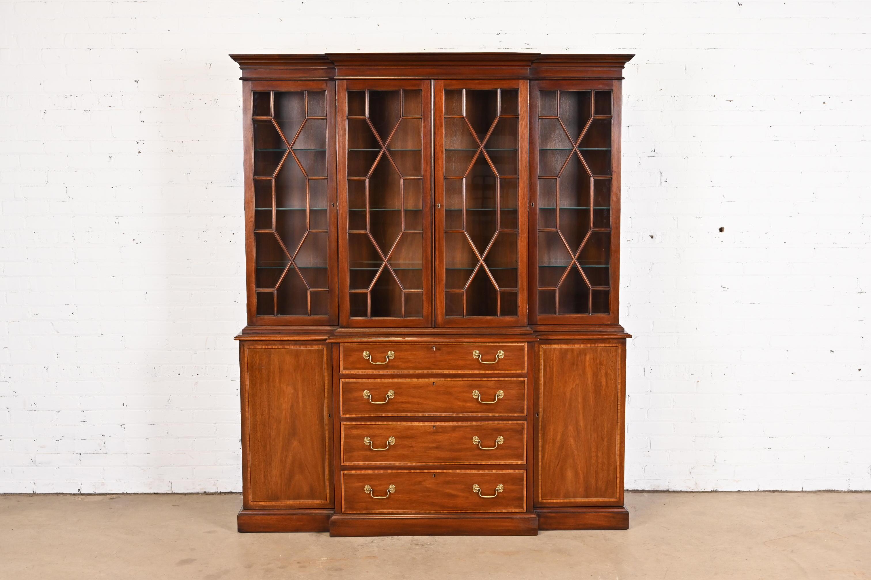 A gorgeous Georgian or Chippendale style lighted breakfront bookcase or dining cabinet

By Henkel Harris

USA, 1979

Mahogany, with satinwood banding, mullioned glass front doors, glass shelves, and original brass hardware. Lights have been tested