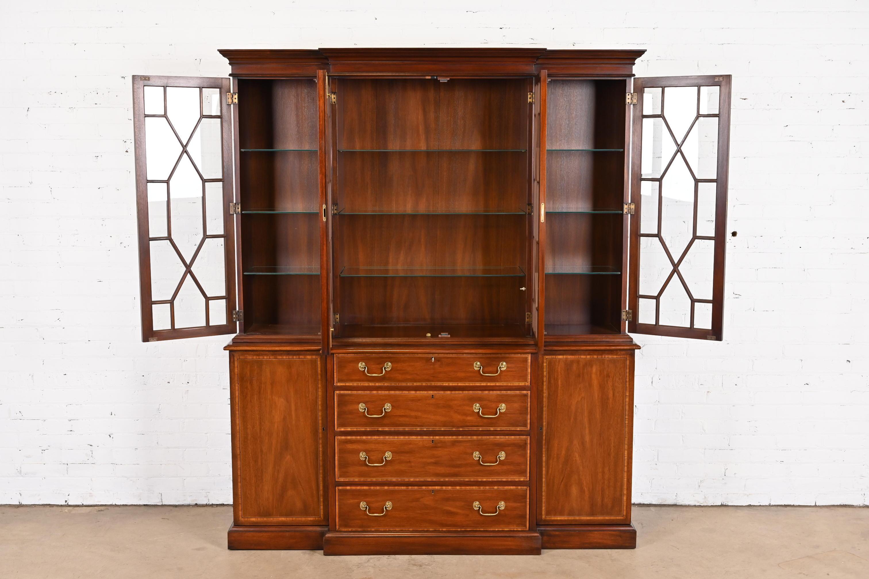 Late 20th Century Henkel Harris Georgian Carved Mahogany Lighted Breakfront Bookcase Cabinet For Sale