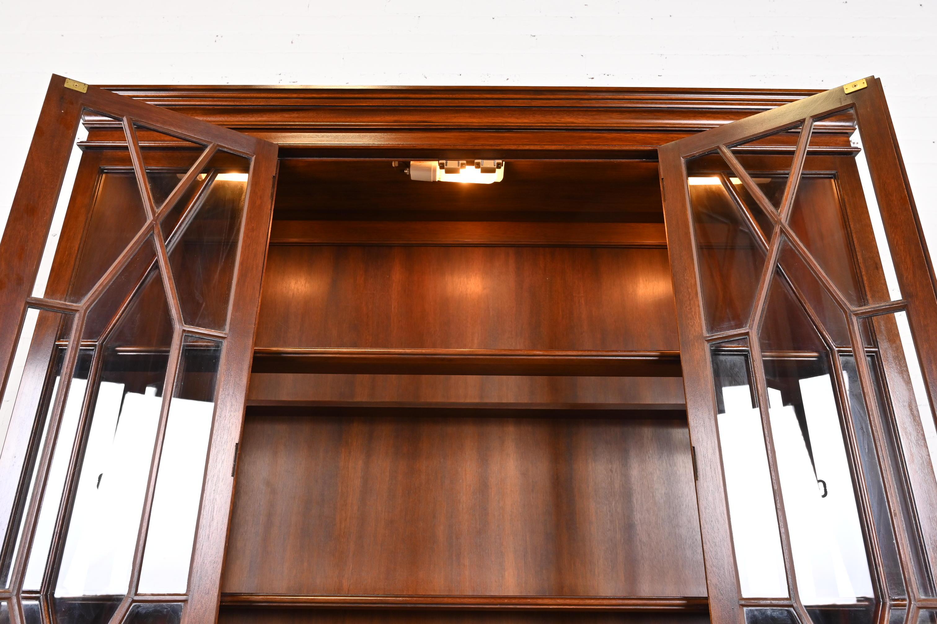 Henkel Harris Georgian Mahogany Sculptured Lighted Breakfront Bookcase Cabinet en vente 1