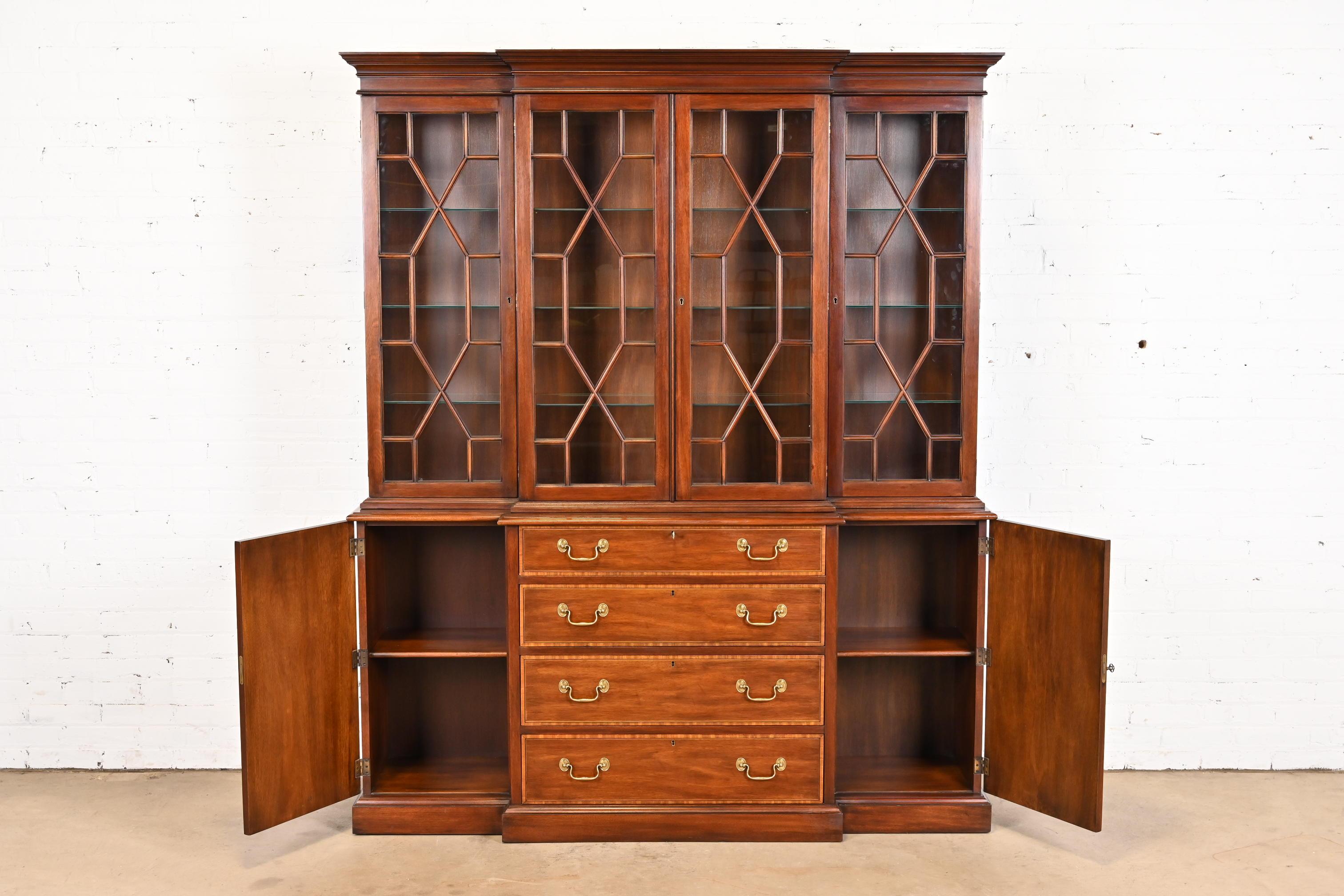 Henkel Harris Georgian Carved Mahogany Lighted Breakfront Bookcase Cabinet For Sale 2