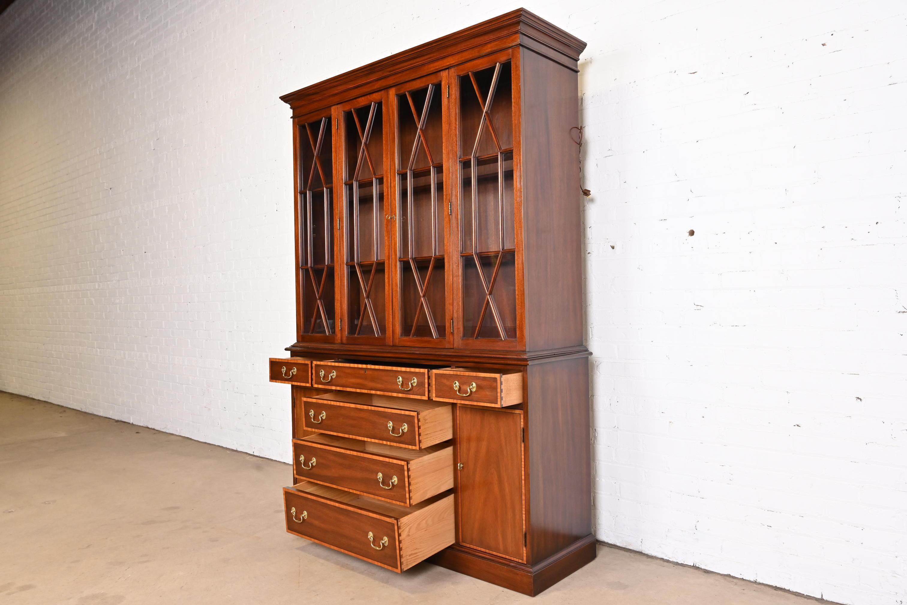 Henkel Harris Georgian Mahogany Sculptured Lighted Breakfront Bookcase Cabinet en vente 2