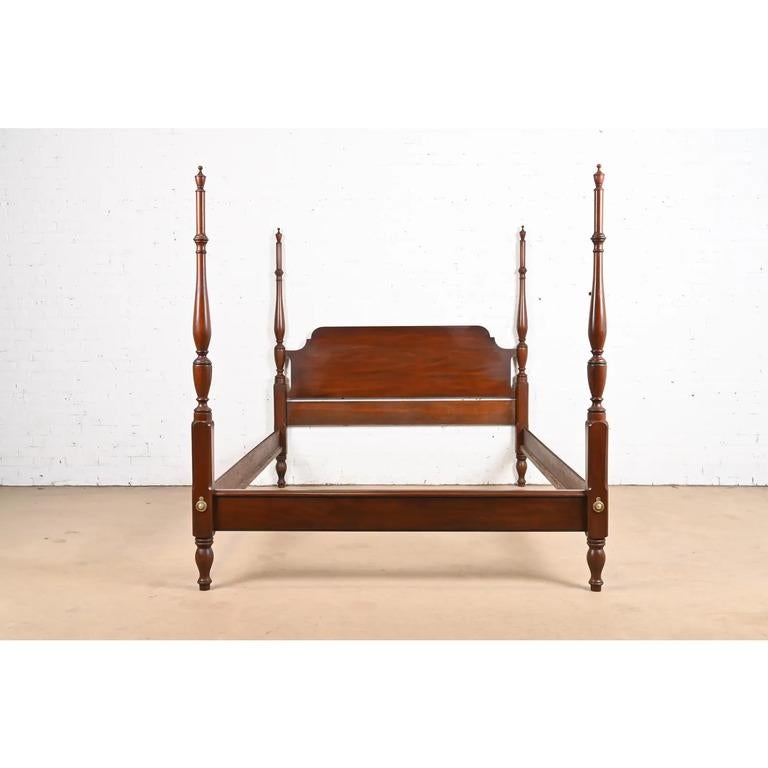 Una magnífica cama de matrimonio de cuatro postes de estilo georgiano o federal

Por Henkel Harris

EEUU, 1979

Caoba maciza tallada, con detalles de latón.
 
Medidas: 64,25