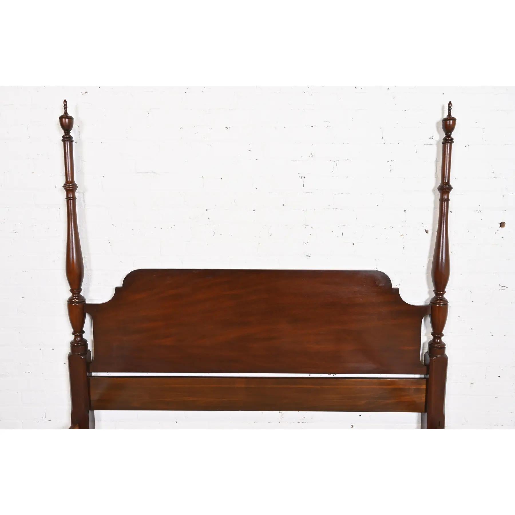 Laiton Henkel Harris géorgien lit Queen Size en acajou sculpté en vente