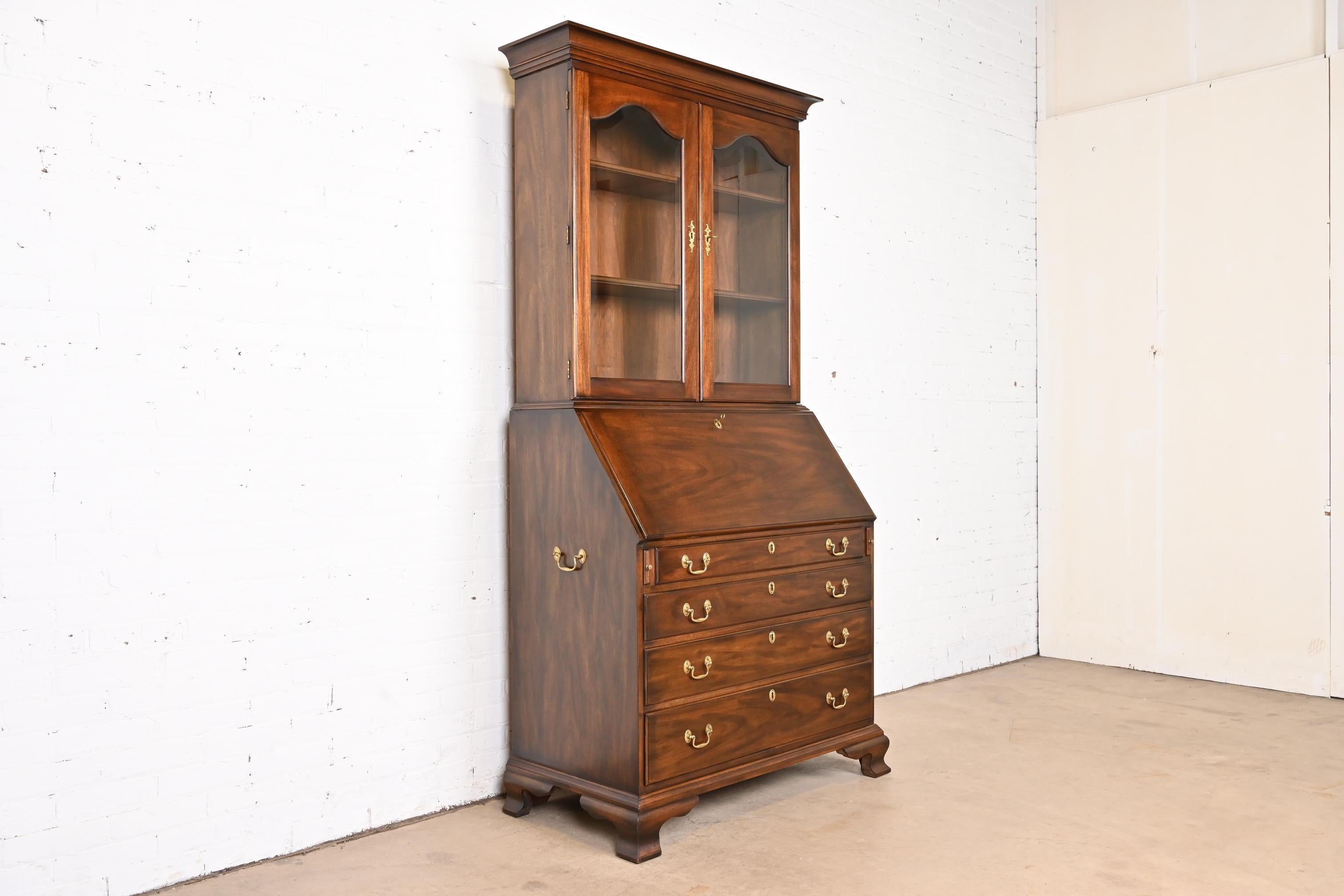 Henkel Harris Georgian Carved Mahogany Secretary Desk with Bookcase Hutch Top In Good Condition For Sale In South Bend, IN