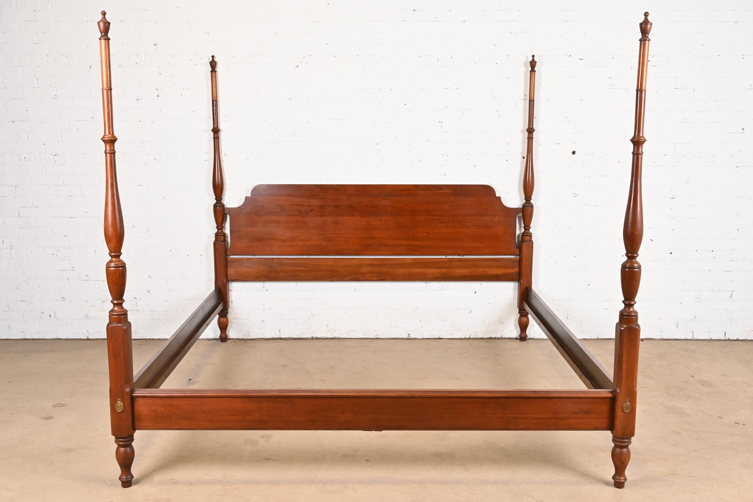 A gorgeous Georgian or Chippendale style four poster king size bed

By Henkel Harris

USA, 1974

Carved solid cherry wood, with brass accents.

Measures: 81.5