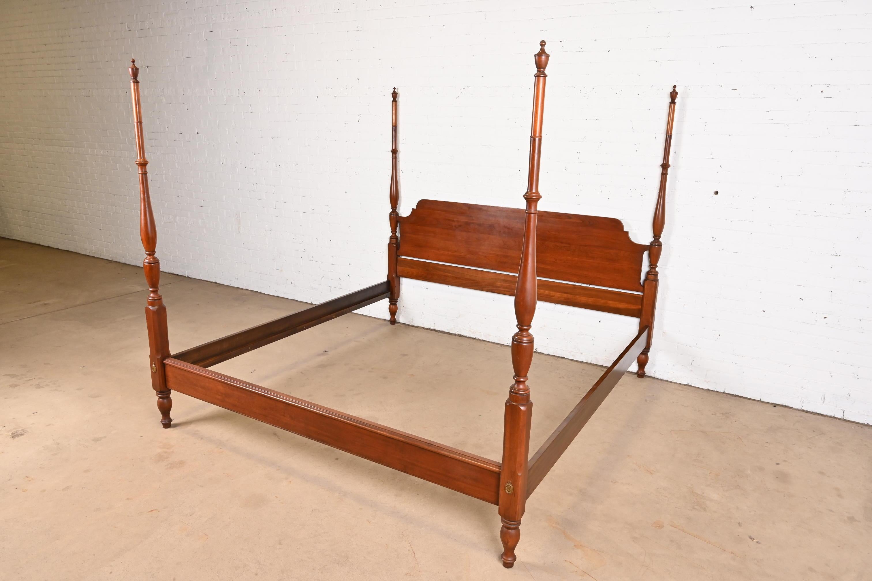Henkel Harris Georgian Carved Solid Cherry Wood King Size Poster Bed, 1974 In Good Condition In South Bend, IN
