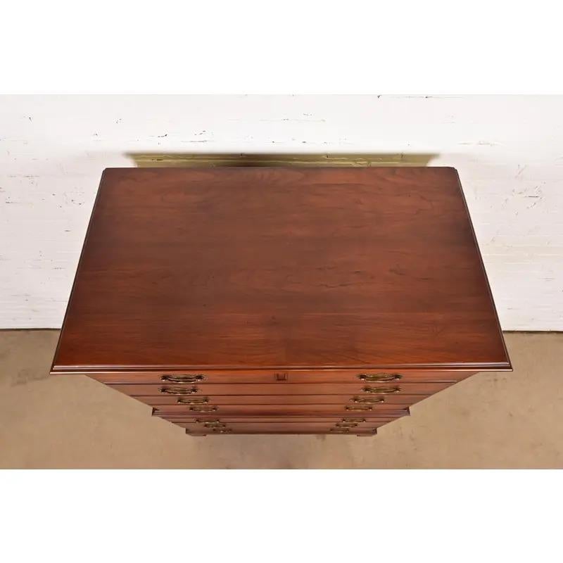 Comò a otto cassetti in legno di ciliegio di Henkel Harris, CIRCA ANNI '70 in vendita 4