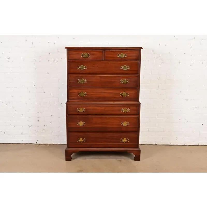 Georgiano Comò a otto cassetti in legno di ciliegio di Henkel Harris, CIRCA ANNI '70 in vendita