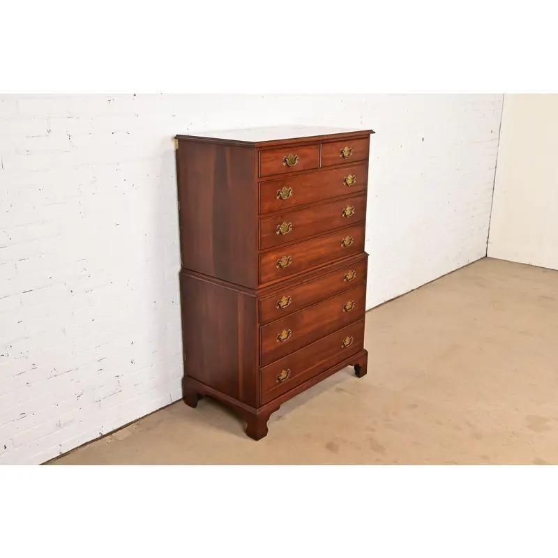 Comò a otto cassetti in legno di ciliegio di Henkel Harris, CIRCA ANNI '70 In condizioni buone in vendita a South Bend, IN