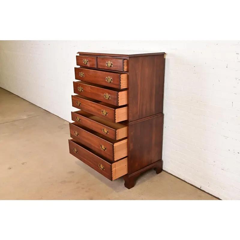 Ottone Comò a otto cassetti in legno di ciliegio di Henkel Harris, CIRCA ANNI '70 in vendita