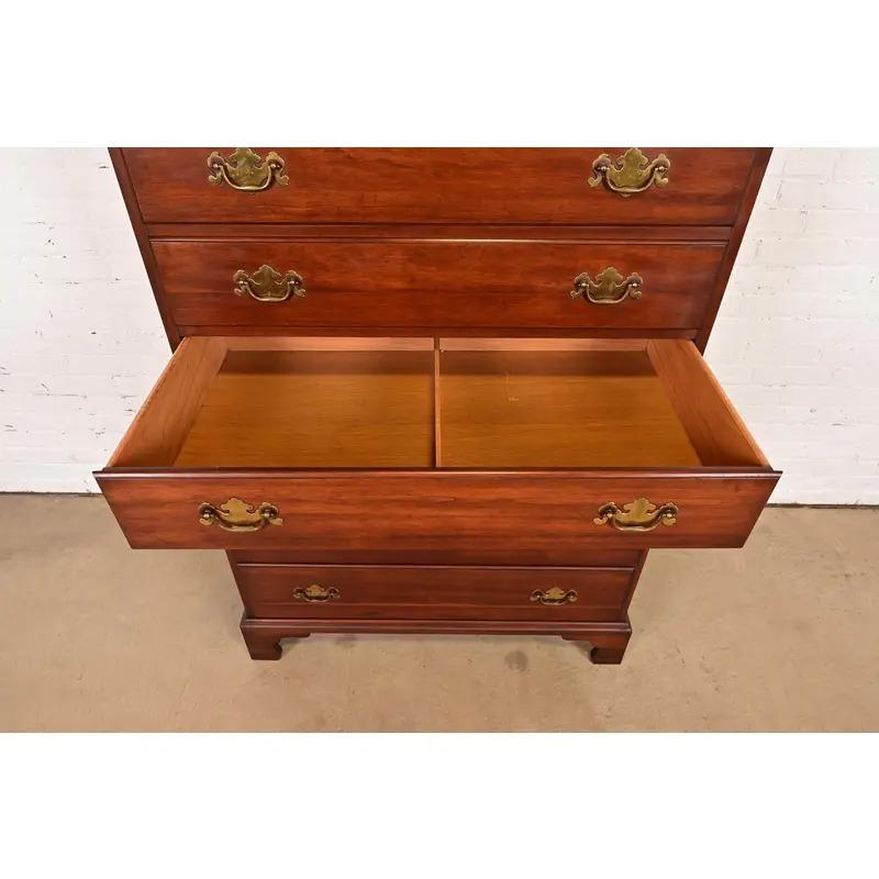 Comò a otto cassetti in legno di ciliegio di Henkel Harris, CIRCA ANNI '70 in vendita 2