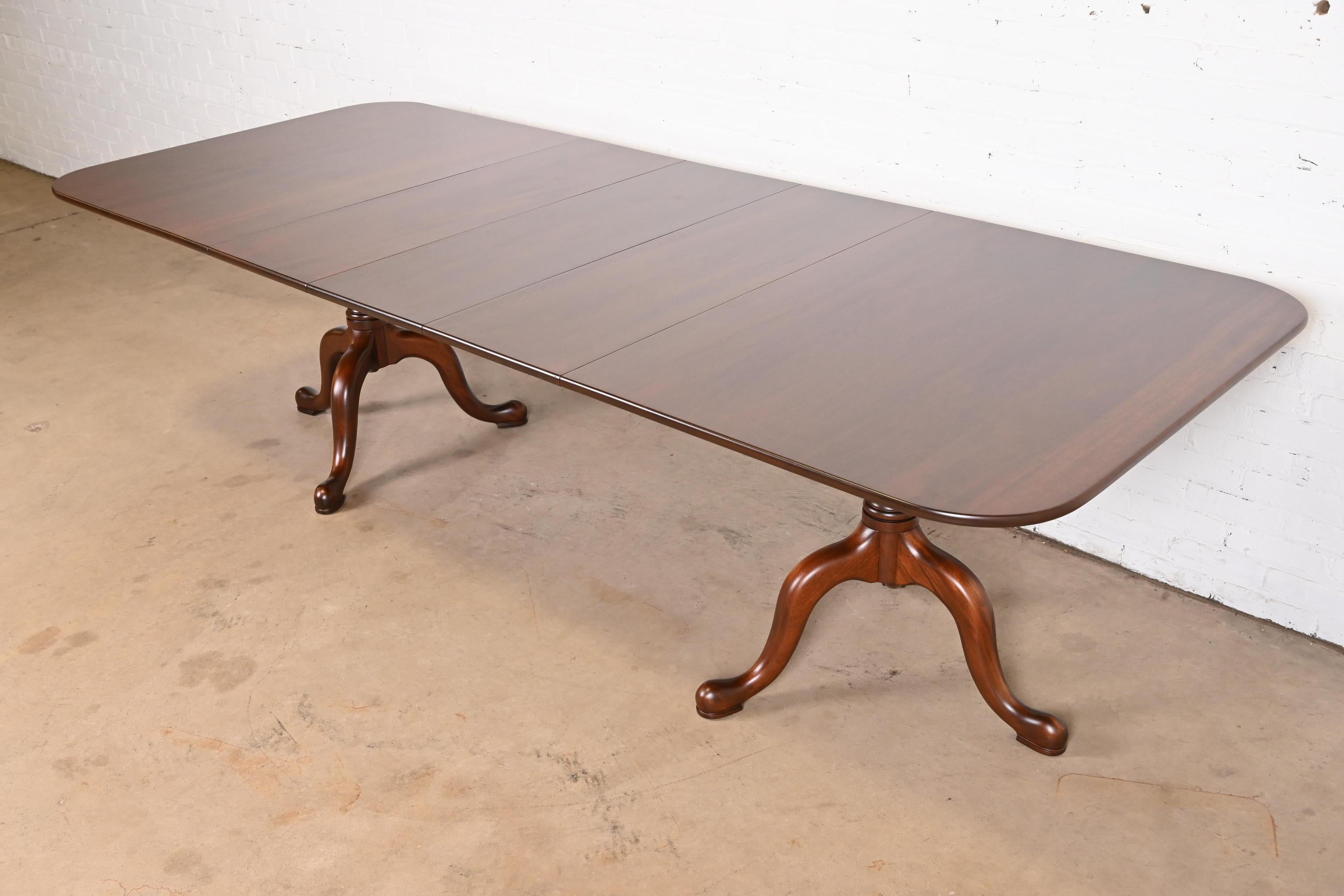 An exceptional Georgian style solid mahogany double pedestal extension dining table

By Henkel Harris

USA, 1980s

Measures: 66.25