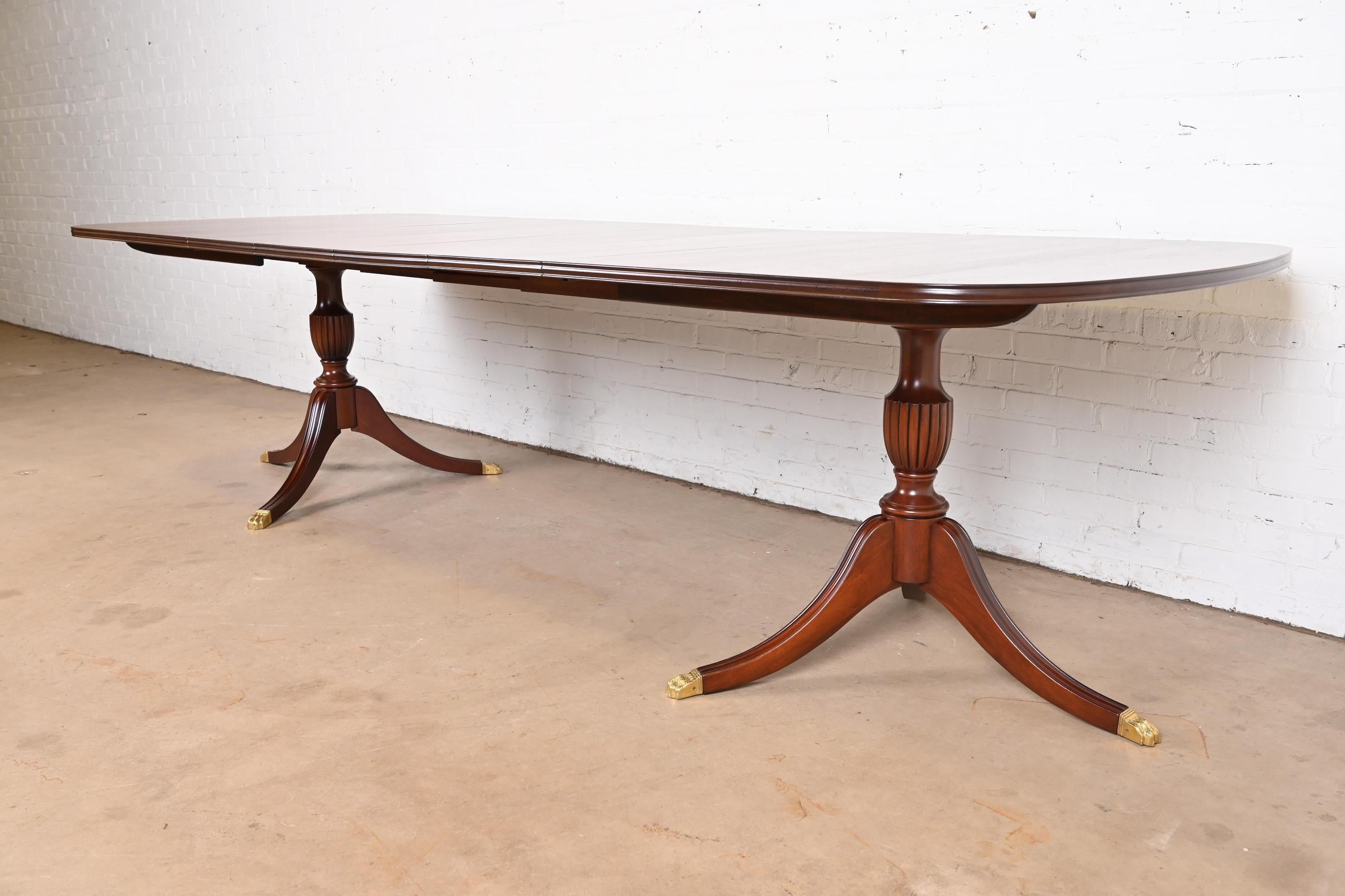Henkel Harris Georgian Mahogany Double Pedestal Dining Table, Newly Refinished In Good Condition For Sale In South Bend, IN
