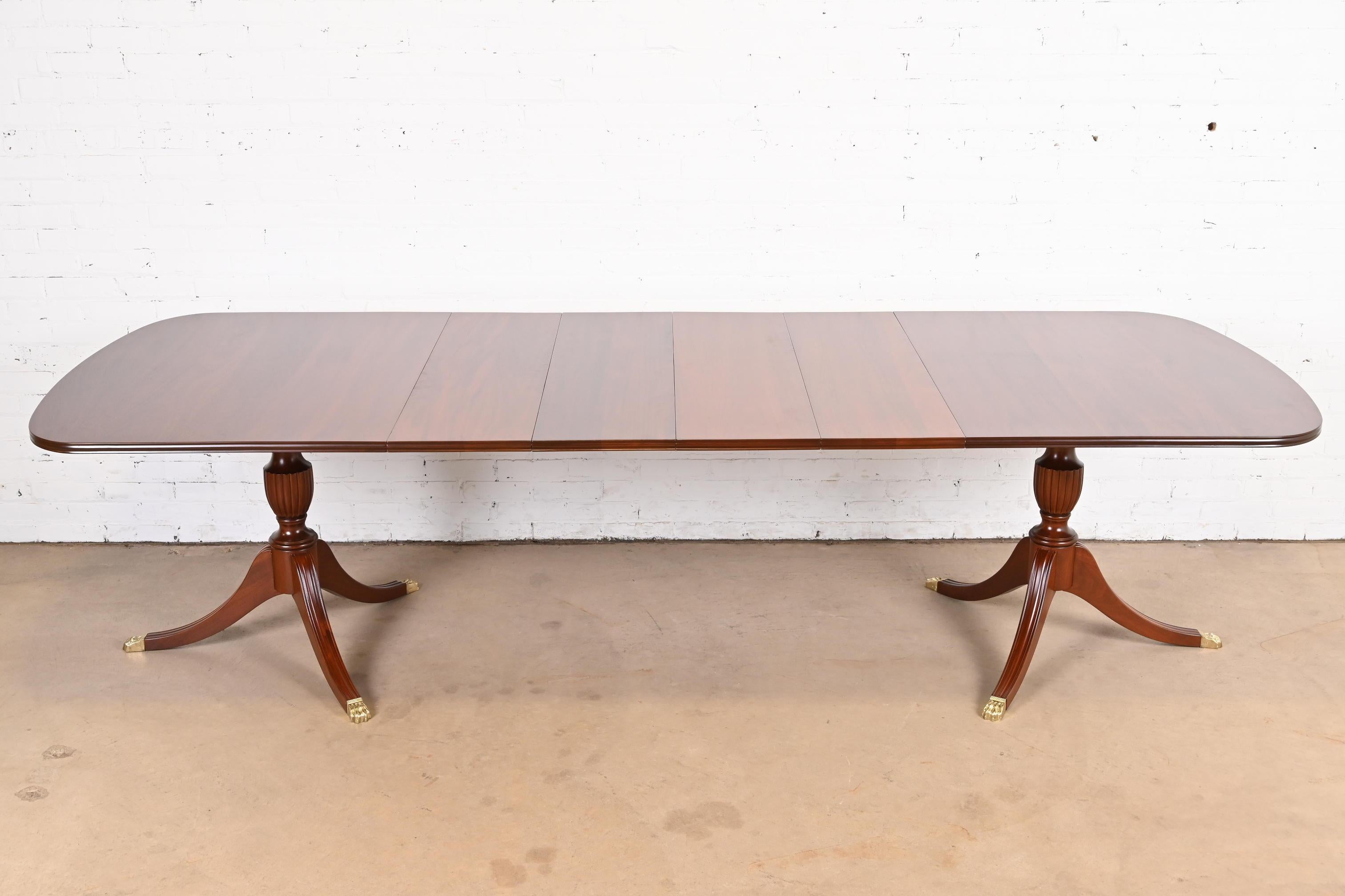 Exceptionnelle table à manger à rallonge à double piédestal de style Géorgien ou Régence.

Par Henkel Harris

États-Unis, fin du 20e siècle

Magnifique acajou massif, avec des piédestaux sculptés et des pieds en patte d'oie coiffés de