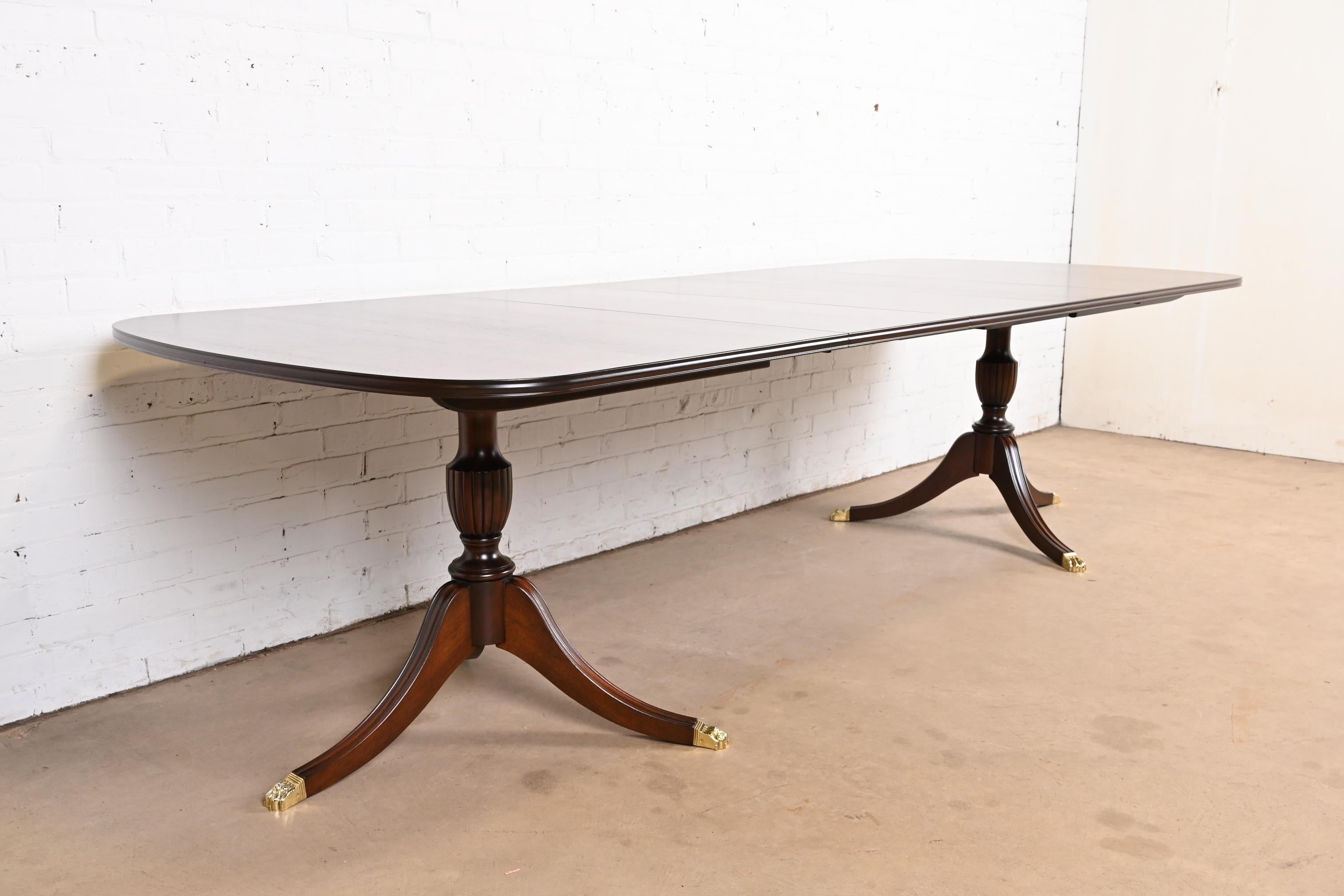 An exceptional Georgian or Regency style double pedestal extension dining table

By Henkel Harris

USA, 1994

Gorgeous solid mahogany, with carved pedestals and brass-capped paw feet.

Measures: 68