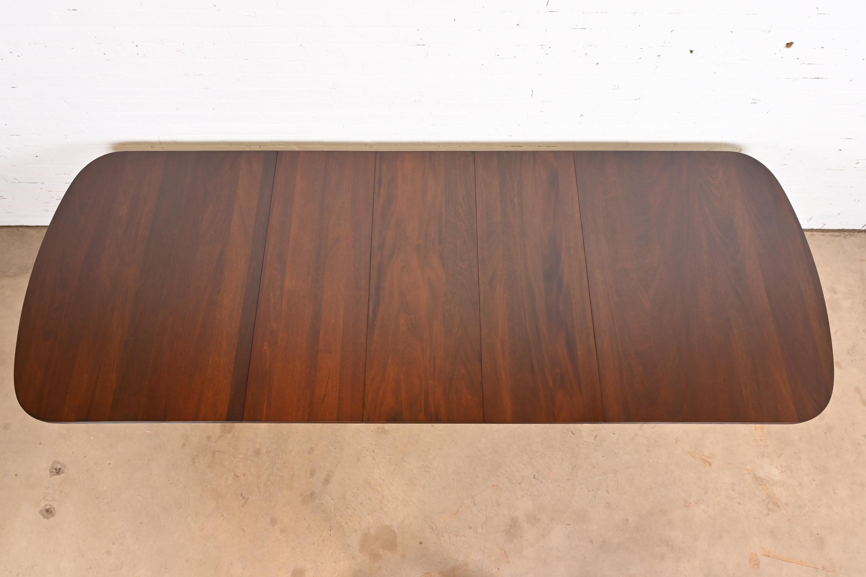 Late 20th Century Henkel Harris Georgian Mahogany Double Pedestal Extension Dining Table For Sale