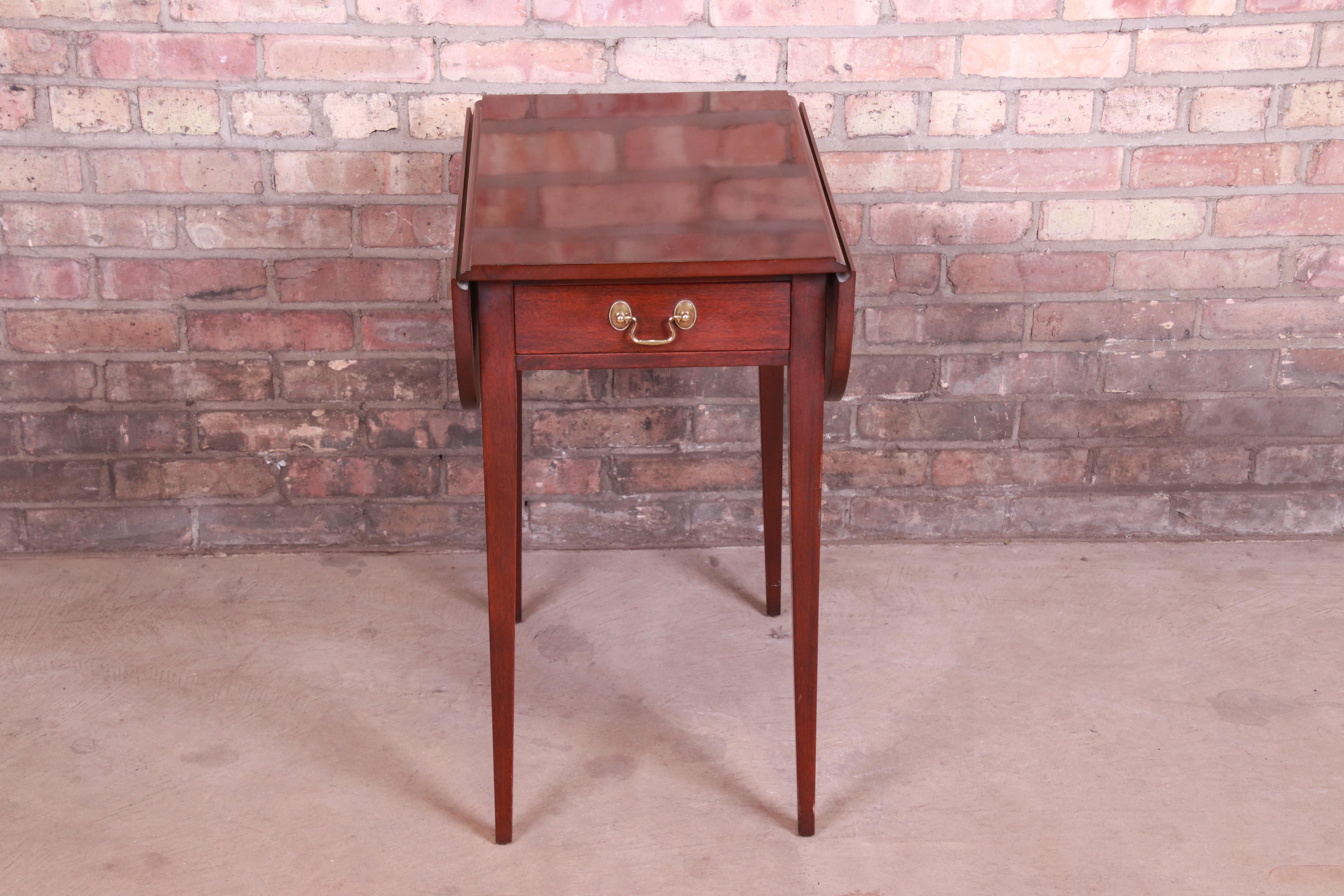 A gorgeous Georgian style Pembroke nightstand or end table

By Henkel Harris

USA, 2000

Mahogany, with original brass hardware.

Measures: 15.5