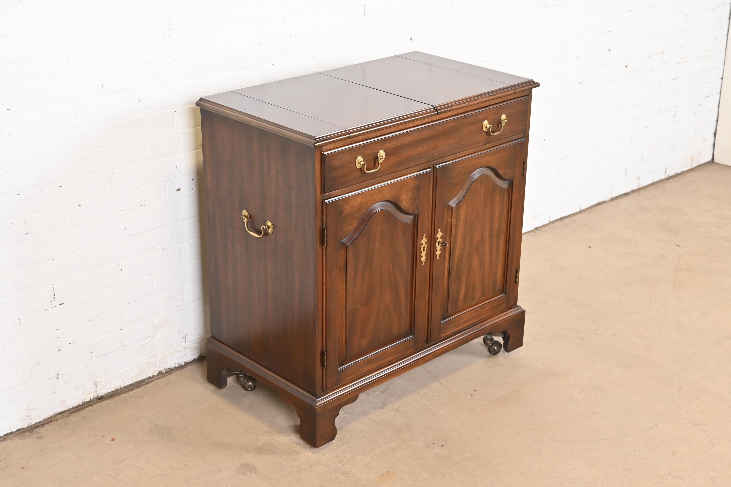 Henkel Harris Georgian Mahogany Flip Top Rolling Bar Cabinet In Good Condition For Sale In South Bend, IN