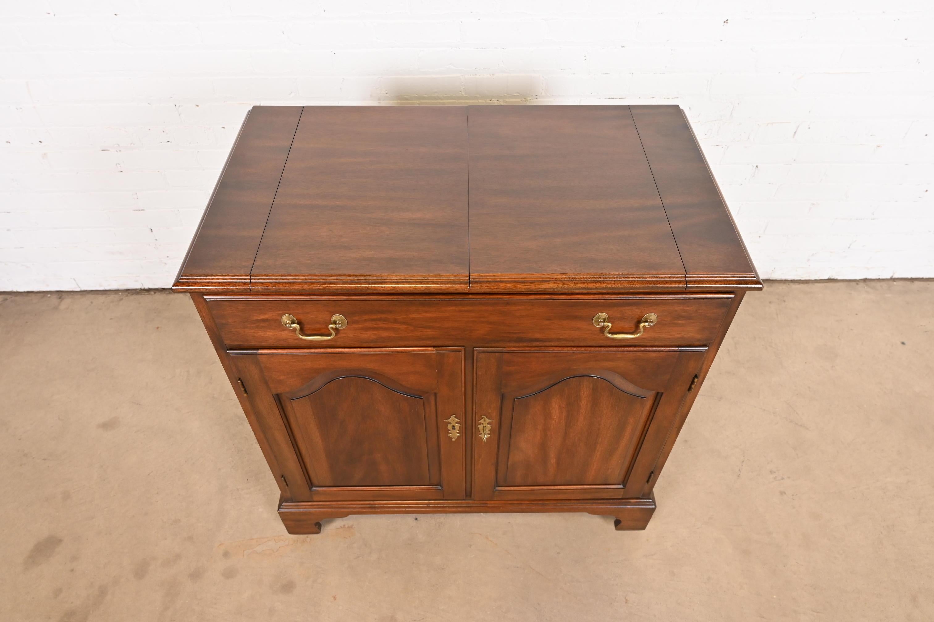 Henkel Harris Georgian Mahogany Flip Top Rolling Buffet Server or Bar Cabinet In Good Condition For Sale In South Bend, IN