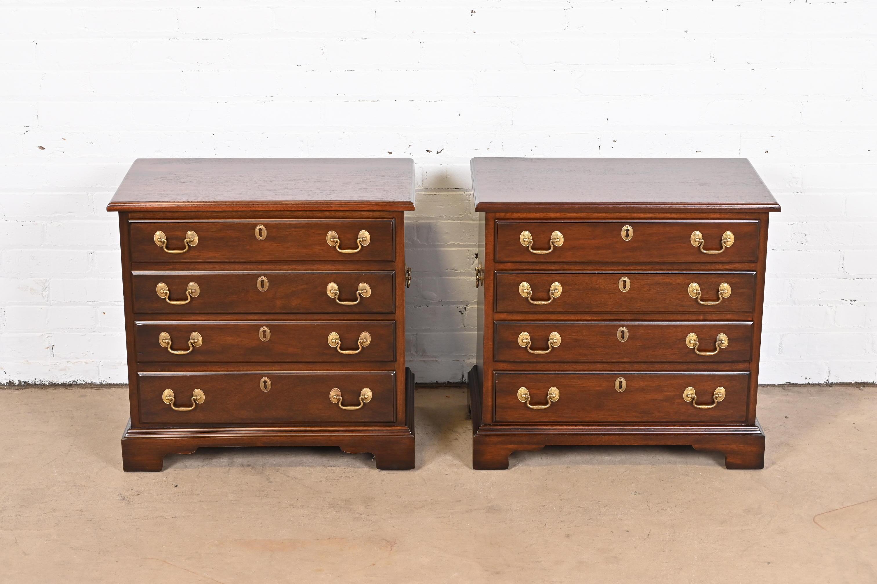 A gorgeous pair of Georgian or American Colonial style four-drawer nightstands or chests of drawers

By Henkel Harris

USA, 1972

Solid mahogany, with original brass hardware.

Measures: 24