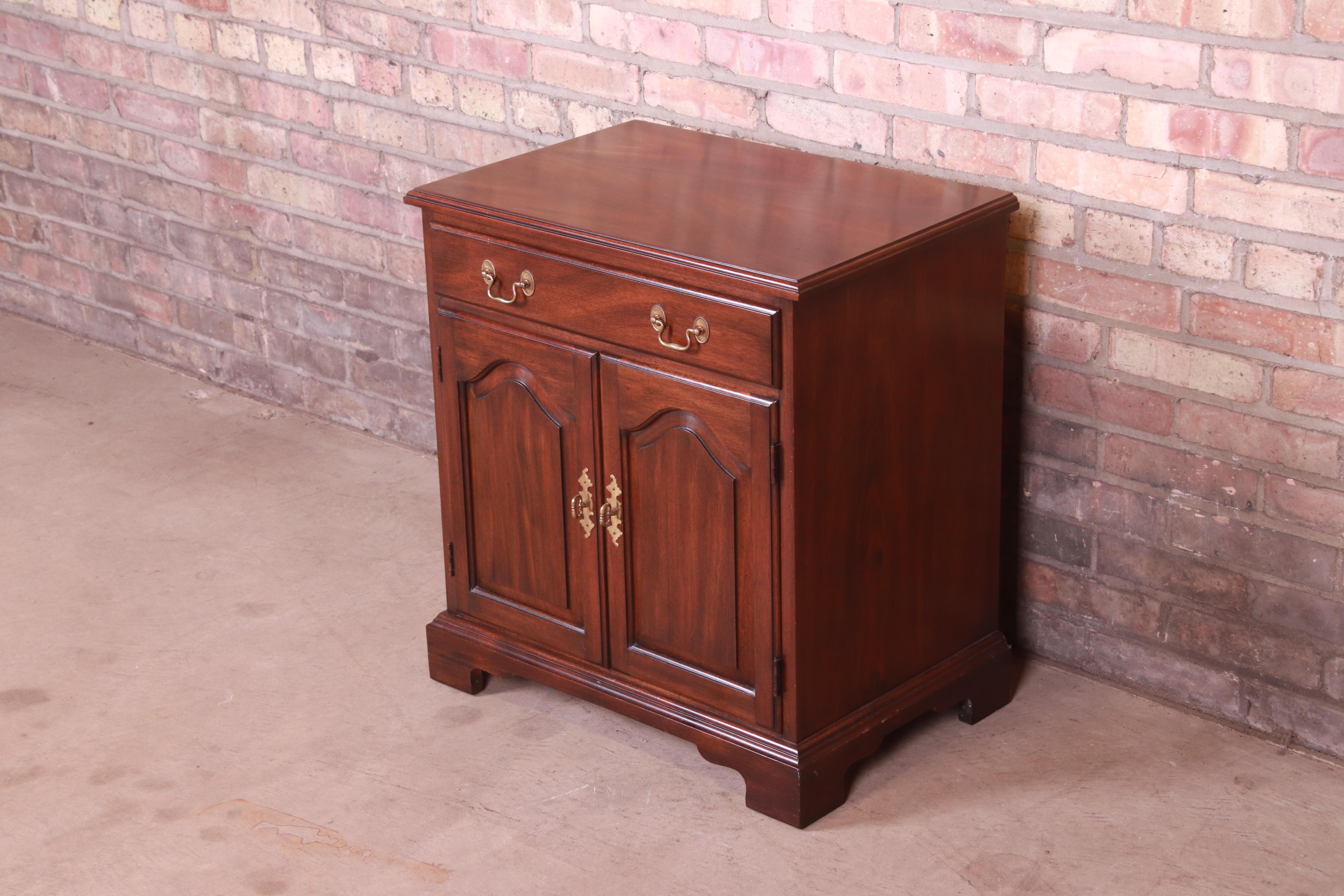 Henkel Harris Georgian Mahogany Nightstand In Good Condition In South Bend, IN