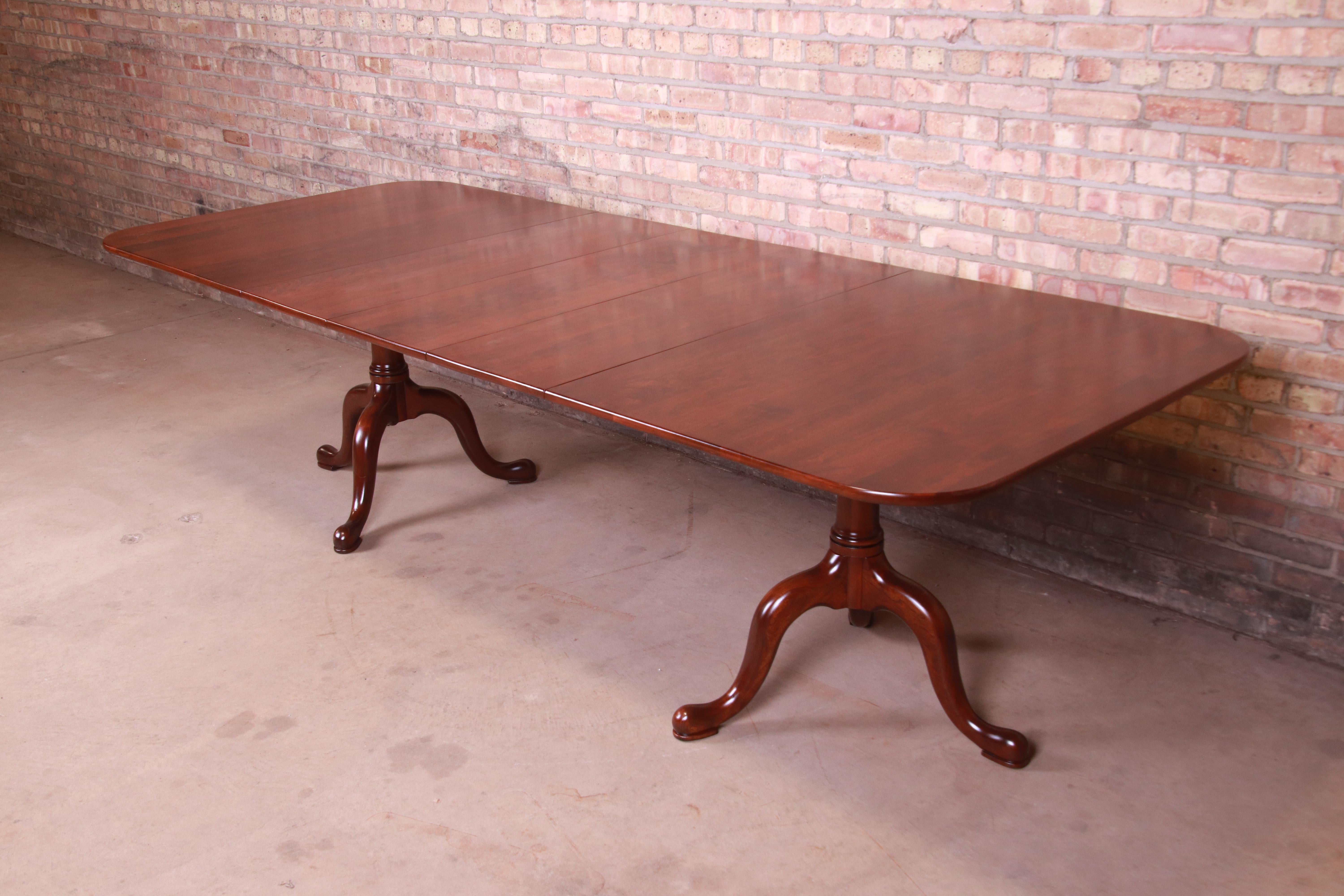 An exceptional Georgian style solid cherry wood double pedestal extension dining table

By Henkel Harris

USA, Circa 1980s

Measures: 65.75