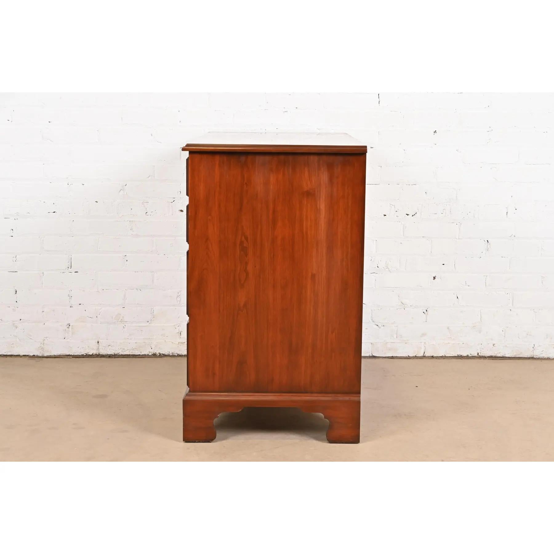 Henkel Harris Georgian Solid Cherry Wood Five-Drawer Dresser or Chest of Drawers For Sale 5