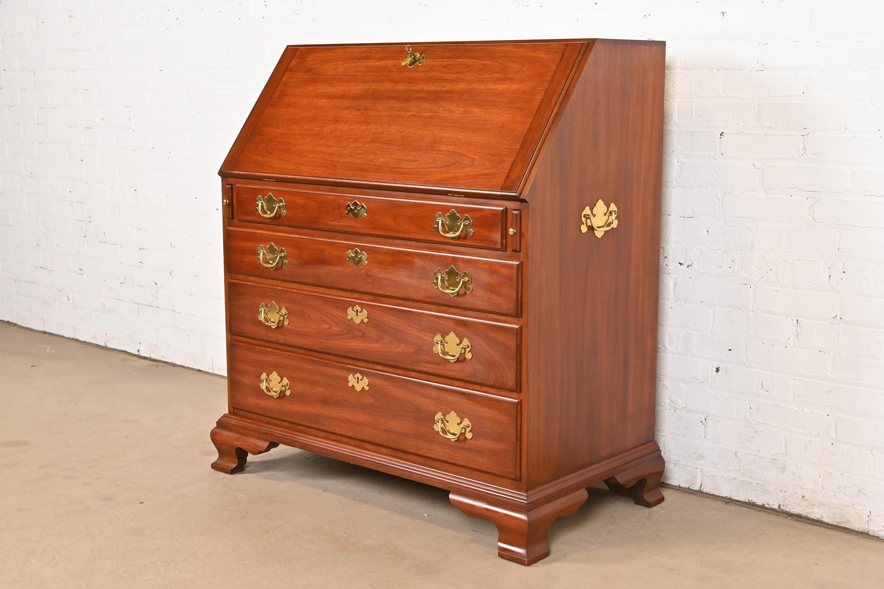 Ein prächtiger Schreibtisch im georgianischen oder Chippendale-Stil mit schräger Front oder Sekretär

Von Henkel Harris

USA, 1991

Aus massivem Kirschbaumholz geschnitzt, mit originalen Messingbeschlägen. 

Maße: 40,5 