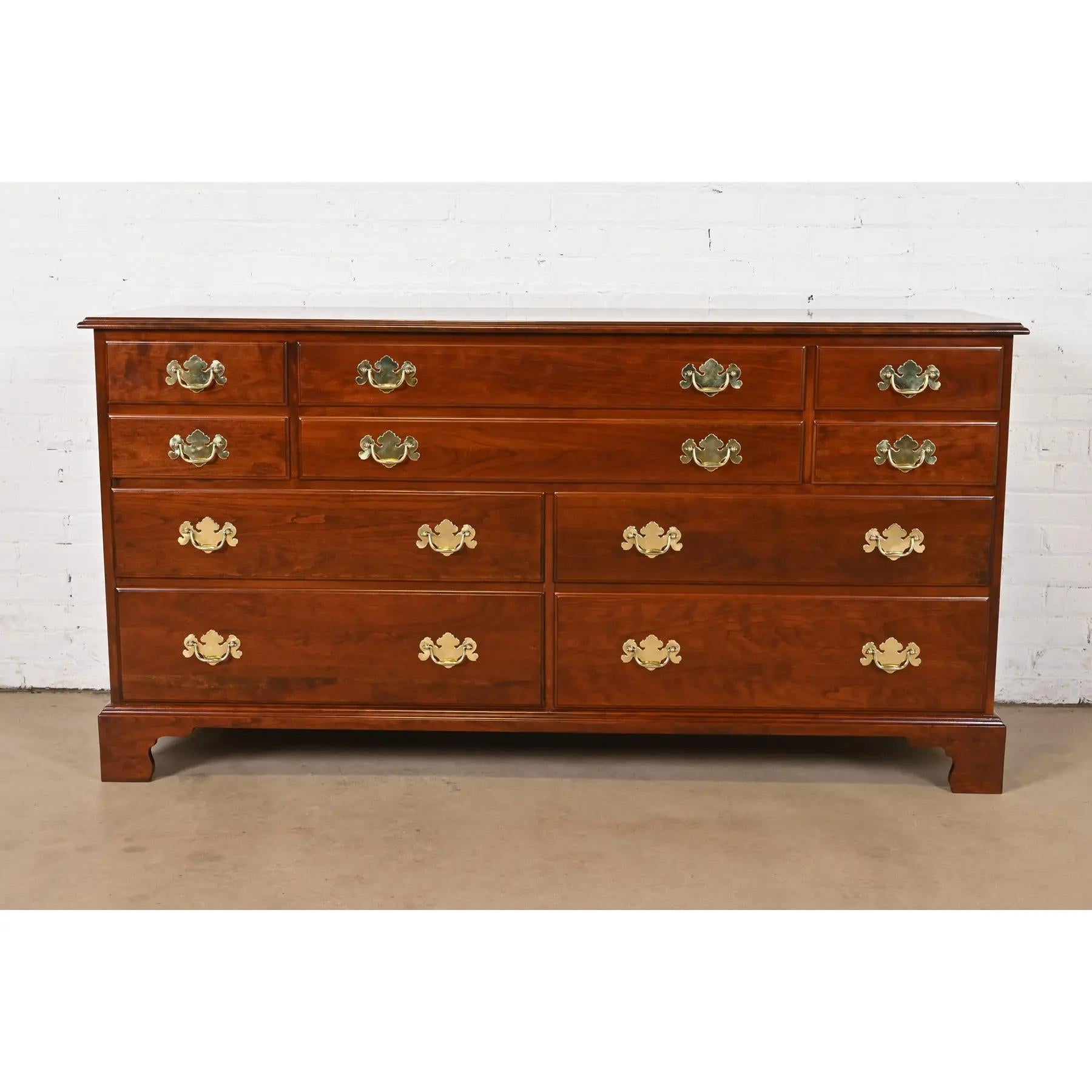 Una excepcional cómoda o aparador de diez cajones de estilo georgiano o Chippendale

Por Henkel Harris

ESTADOS UNIDOS, 1981

Madera maciza de cerezo negro silvestre, con herrajes originales de latón.

Medidas: 68