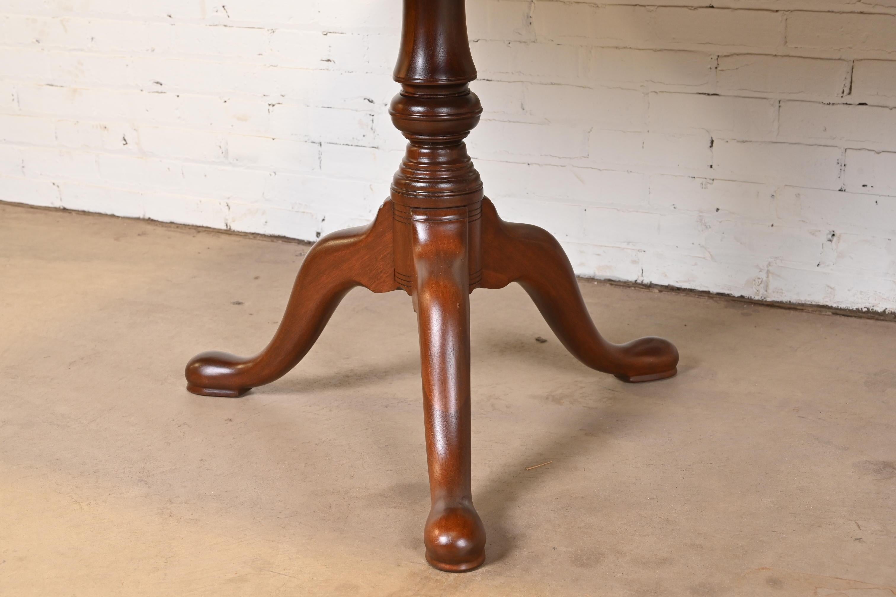 Henkel Harris Georgian Solid Mahogany Double Pedestal Dining Table, Refinished For Sale 9