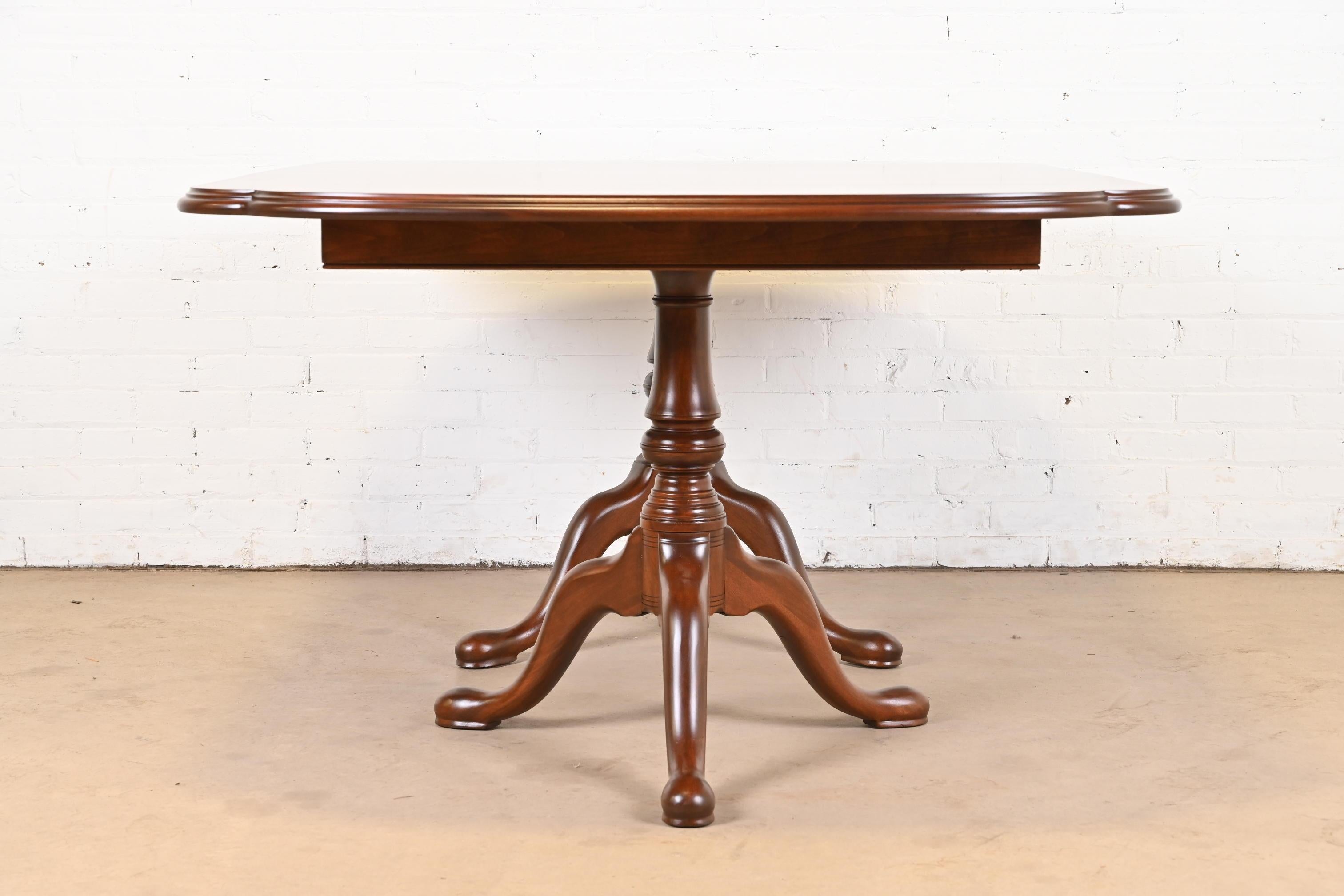 Henkel Harris Georgian Solid Mahogany Double Pedestal Dining Table, Refinished For Sale 10