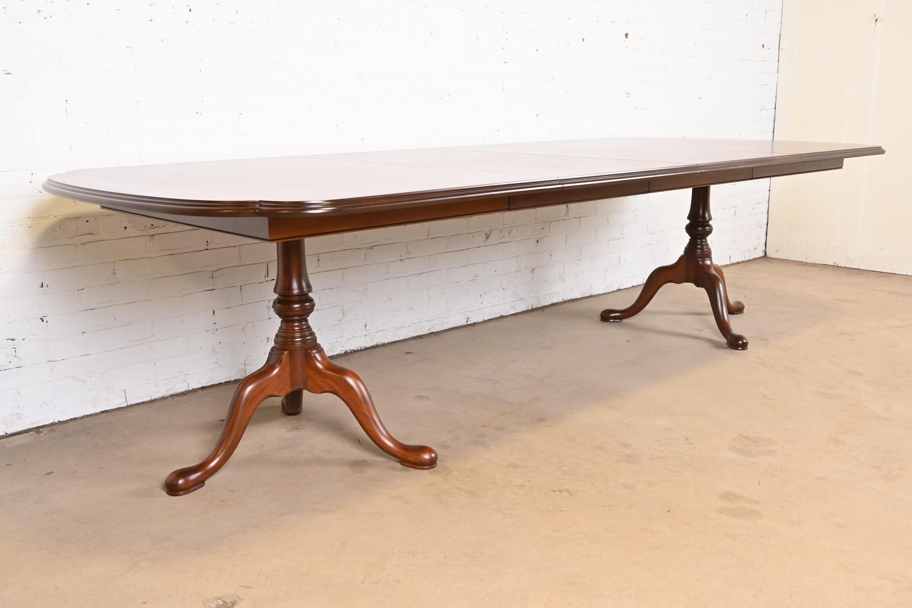 Henkel Harris Georgian Solid Mahogany Double Pedestal Dining Table, Refinished For Sale 2