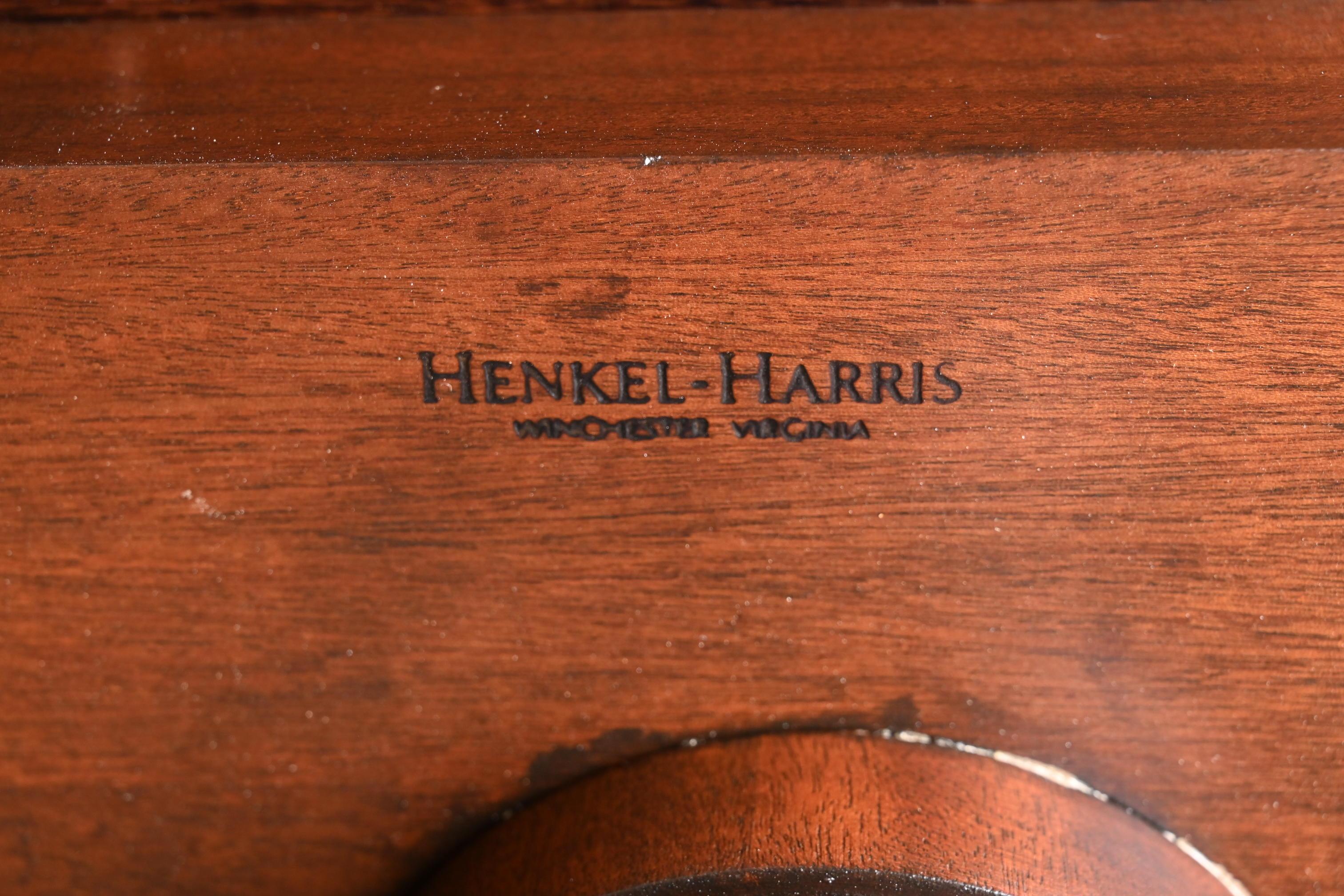Tavolo da pranzo allungabile con doppio piedistallo in mogano massiccio di Henkel Harris in vendita 4