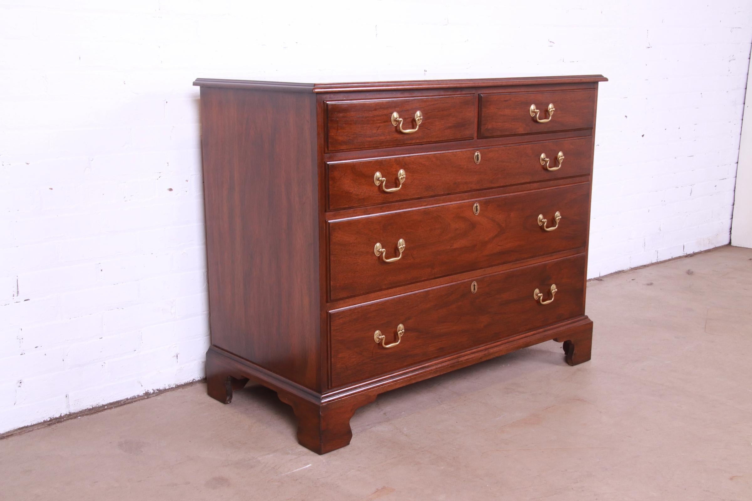 A gorgeous Georgian or American Colonial style five-drawer dresser or chest of drawers

By Henkel Harris

USA, 1969

Solid mahogany, with original brass hardware.

Measures: 42