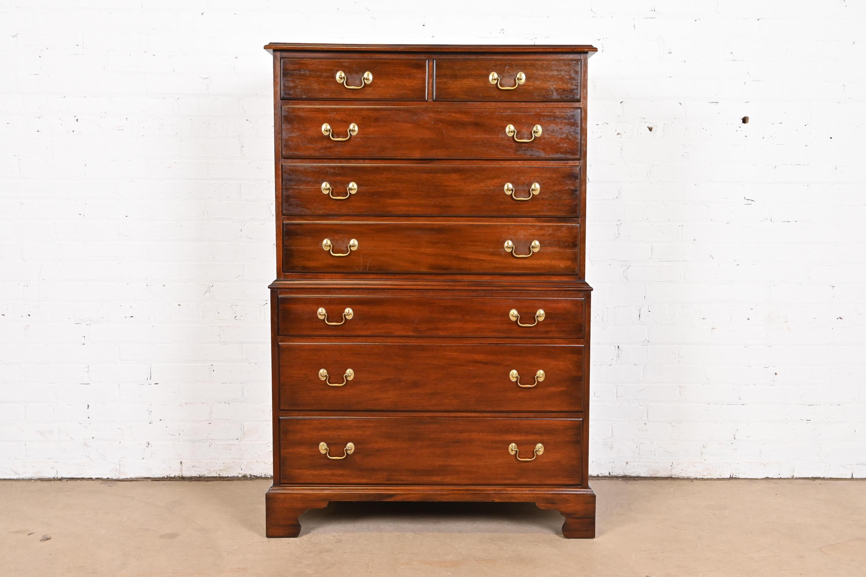 Una splendida cassettiera highboy a otto cassetti in stile georgiano o Chippendale

Da Henkel Harris

USA, 1973

Mogano massiccio, con ferramenta originale in ottone.

Misure: 37,25