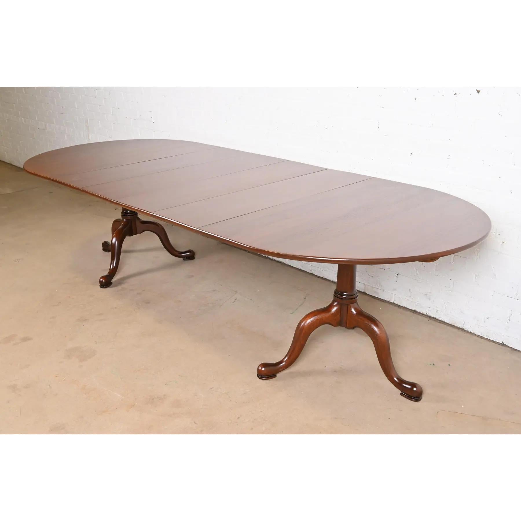 A gorgeous Georgian, Regency, or Queen Anne style solid cherry wood double pedestal extension dining table

By Henkel Harris

USA, 1971

Measures: 66