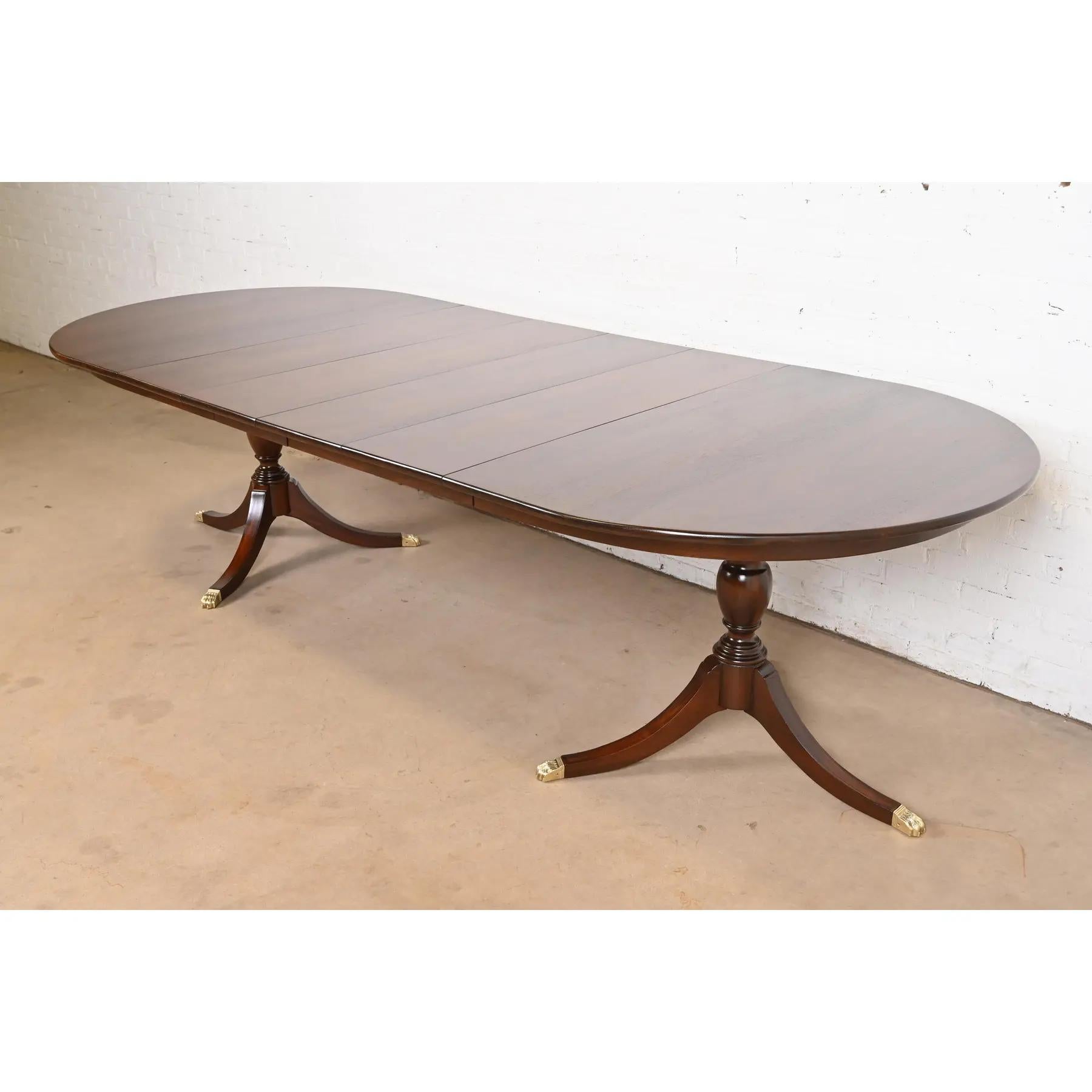 Exceptionnelle table à manger à rallonge à double piédestal de style Géorgien ou Régence.

Par Henkel Harris

ÉTATS-UNIS, 1972

Magnifique acajou massif, avec des piédestaux sculptés et des pieds en patte d'oie coiffés de laiton.

Dimensions : 66 