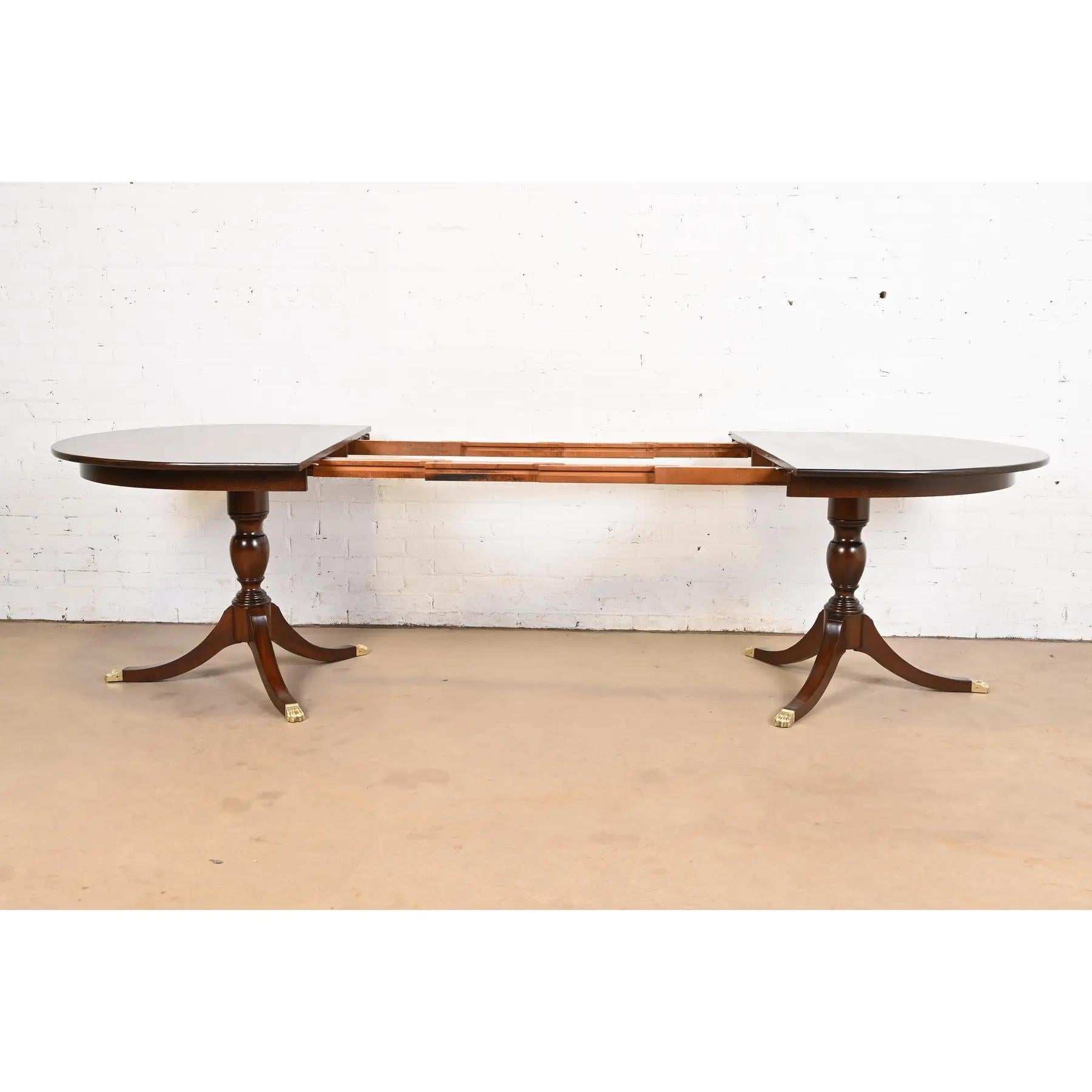Laiton Henkel Harris table de salle à manger géorgienne à rallonge en acajou massif, nouvellement rénovée en vente