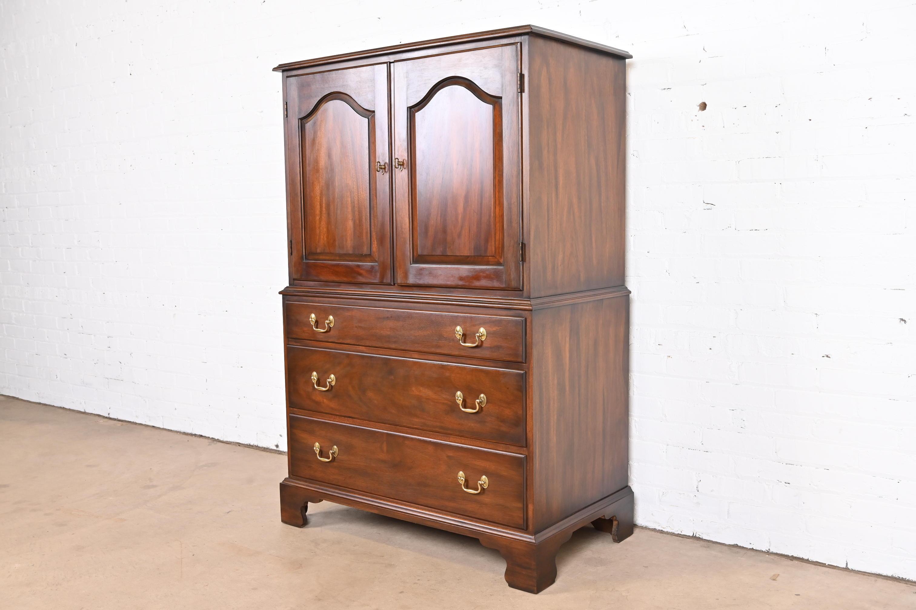 Henkel Harris Georgian Solid Mahogany Gentleman's Chest In Good Condition For Sale In South Bend, IN