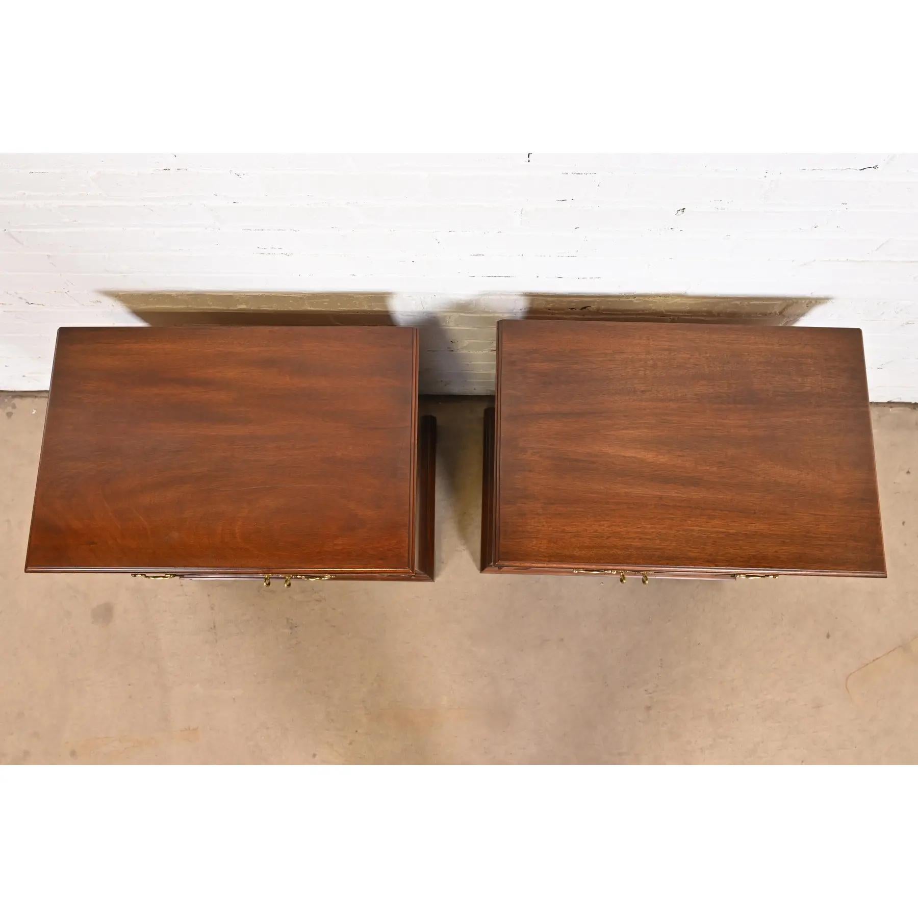 Henkel Harris Georgian Solid Mahogany Nightstands, Pair For Sale 4