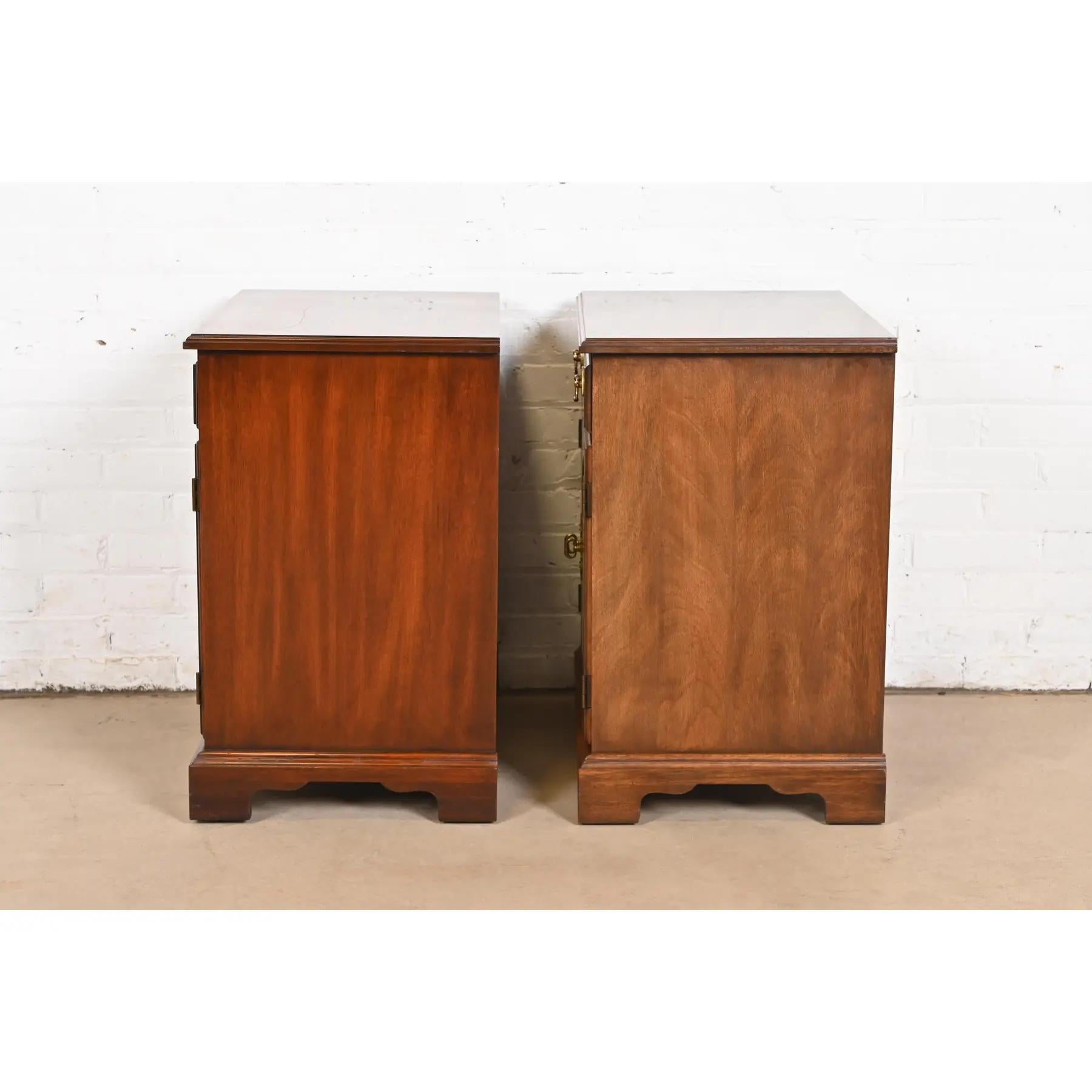 Henkel Harris Georgian Solid Mahogany Nightstands, Pair For Sale 5