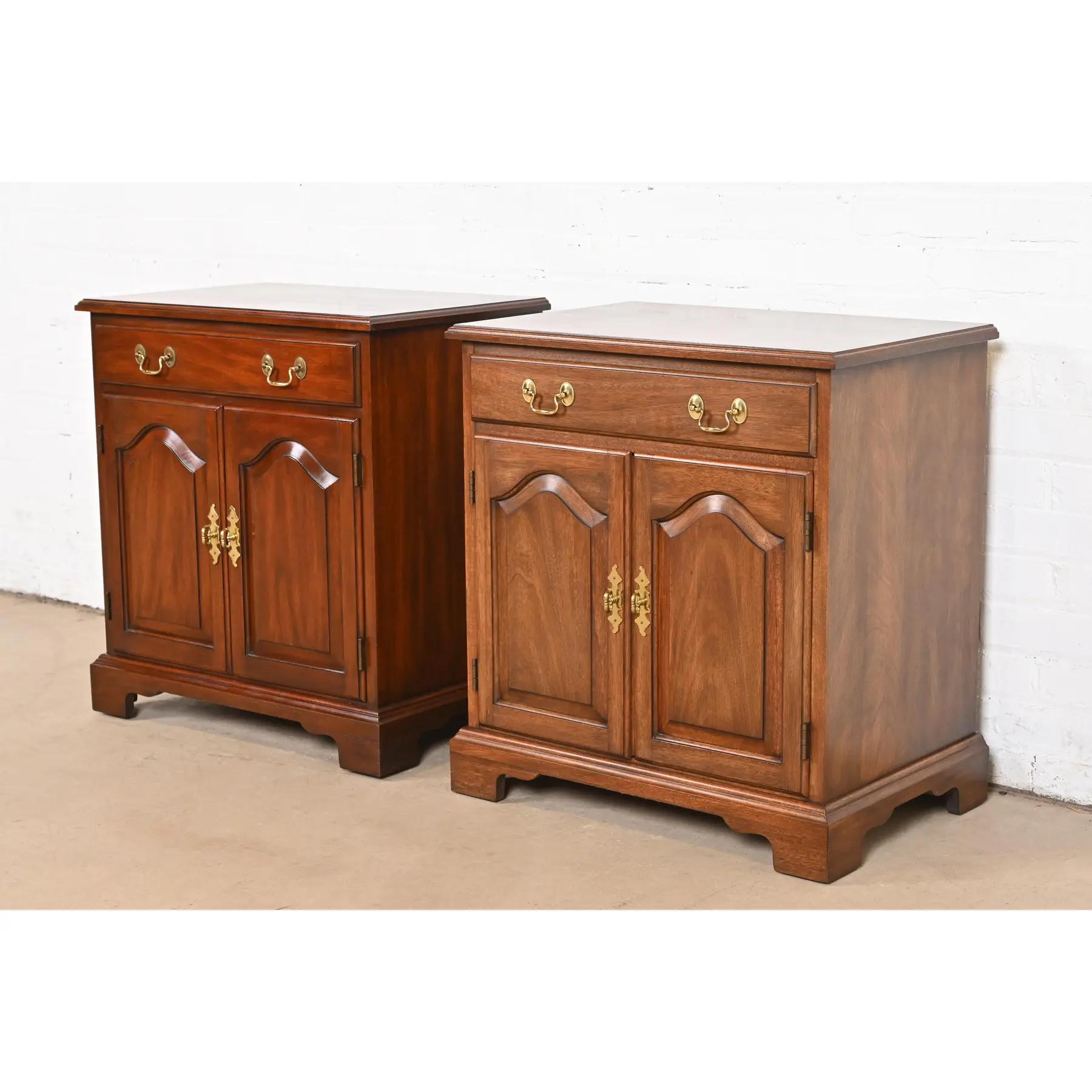 A gorgeous pair of Georgian or Chippendale style bedside chests or side tables

By Henkel Harris

USA, 1985

Solid mahogany, with original brass hardware.

Measures: 24.25
