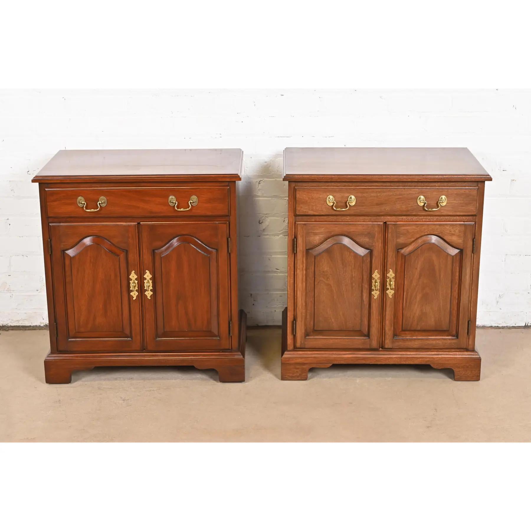 American Henkel Harris Georgian Solid Mahogany Nightstands, Pair For Sale