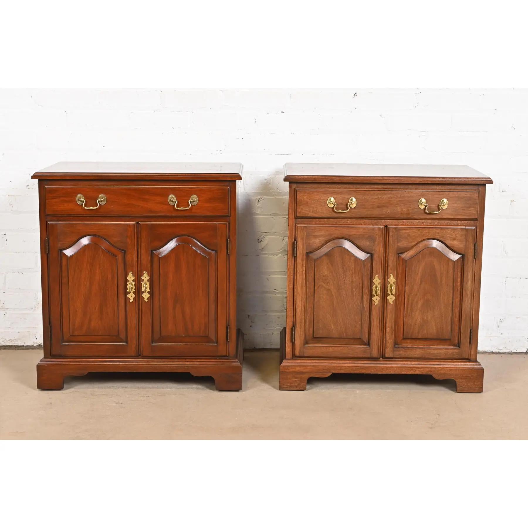 Henkel Harris Georgian Solid Mahogany Nightstands, Pair In Good Condition For Sale In South Bend, IN