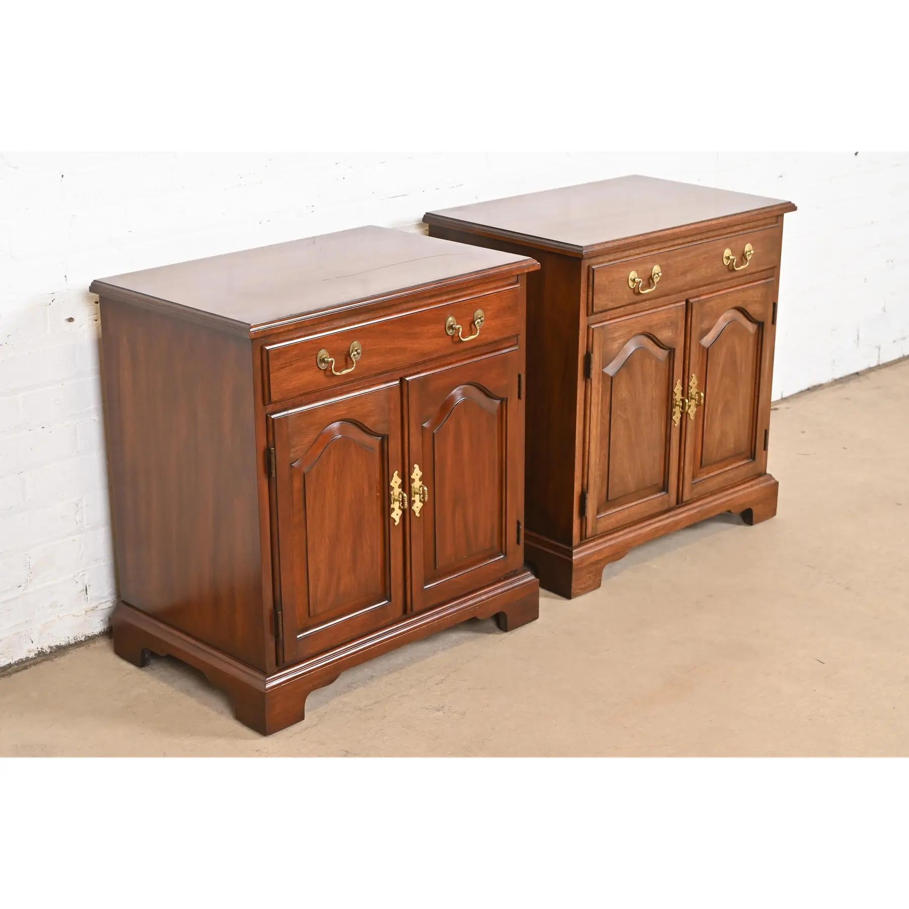 Late 20th Century Henkel Harris Georgian Solid Mahogany Nightstands, Pair For Sale
